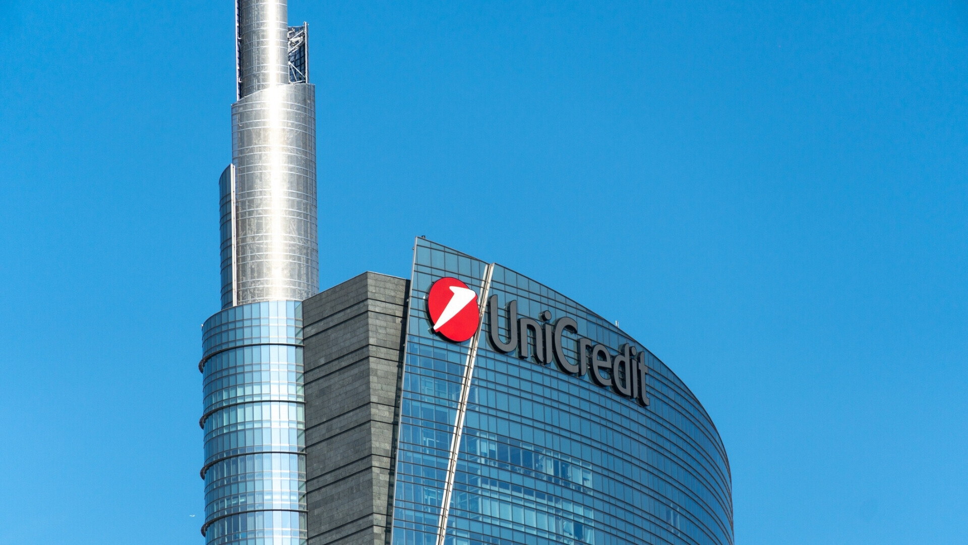 Vista frontale grattacielo UniCredit a Milano