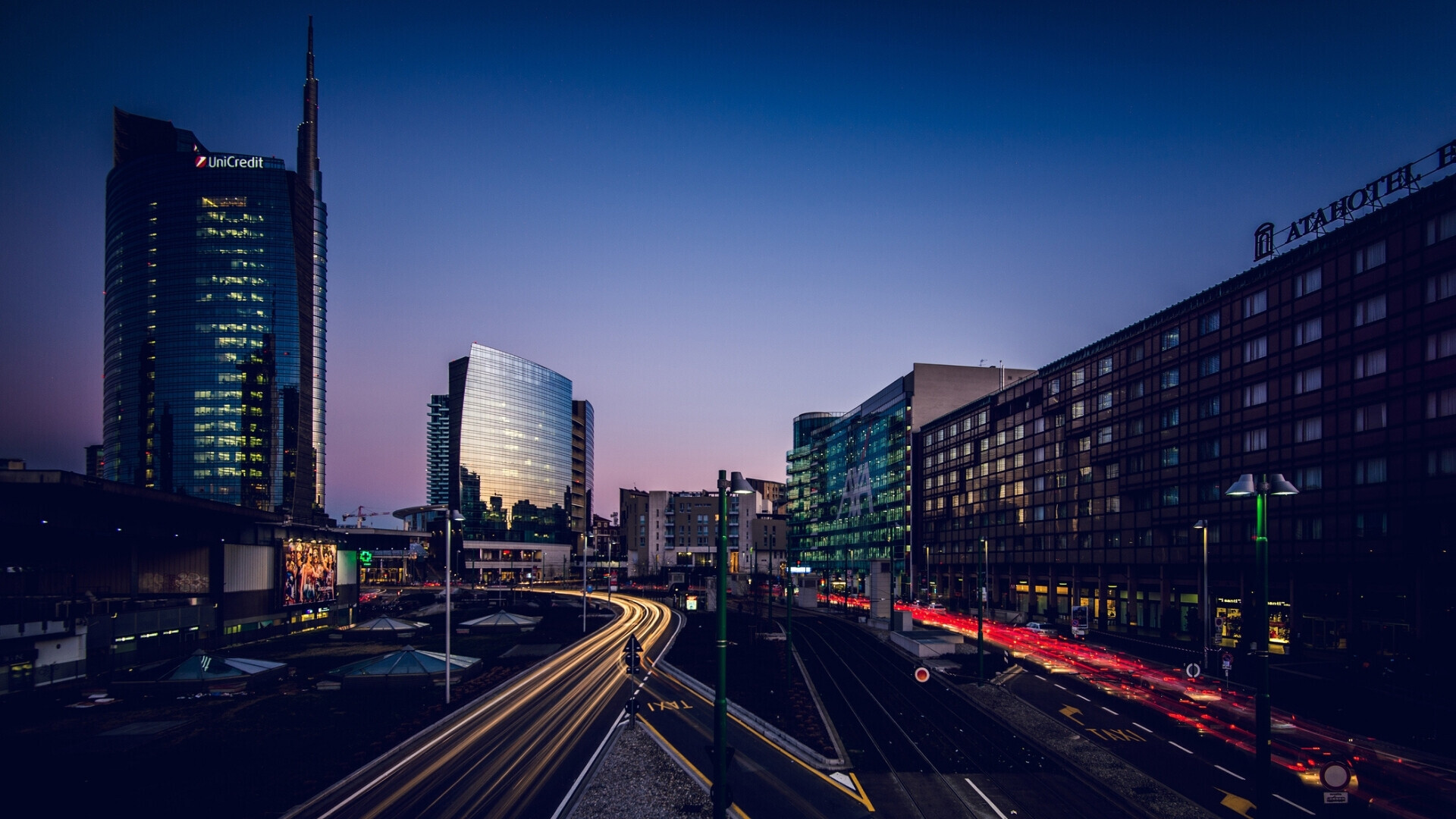 Milano, 4 febbraio 2016. Quartiere Porta Garibaldi al tramonto, con il grattacielo di UniCredit.