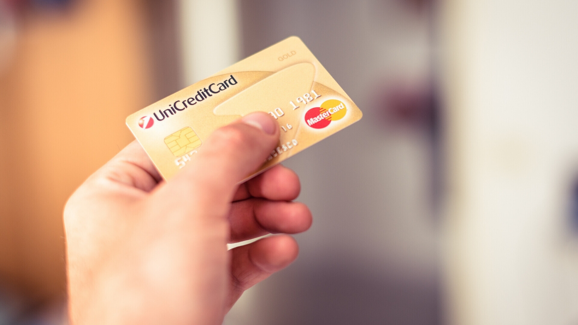 Firenze, 17 giugno 2013. Uomo che paga con una carta di credito MasterCard all’interno di un centro commerciale.