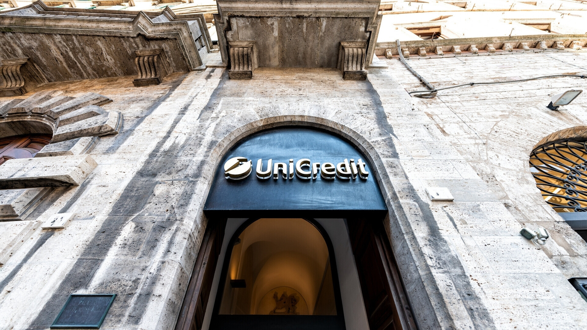 Perugia, 29 agosto 2018. Vista dal basso della facciata di una filiale di UniCredit, con architettura storica e medievale di Palazzo Lippi Alessandri.