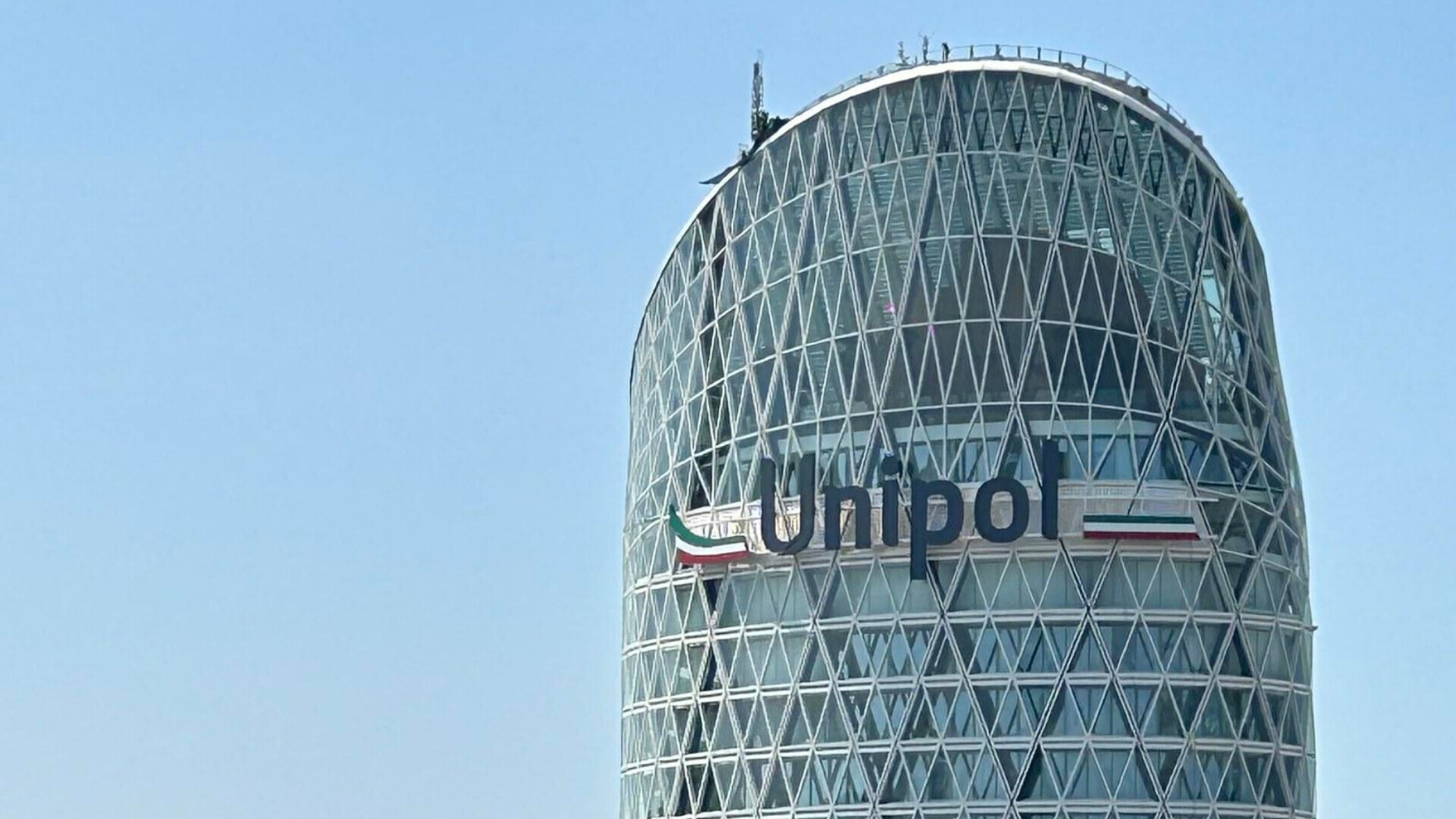 Veduta diurna della Torre Unipol a Milano, sede principale, con facciata moderna e vetri riflettenti.