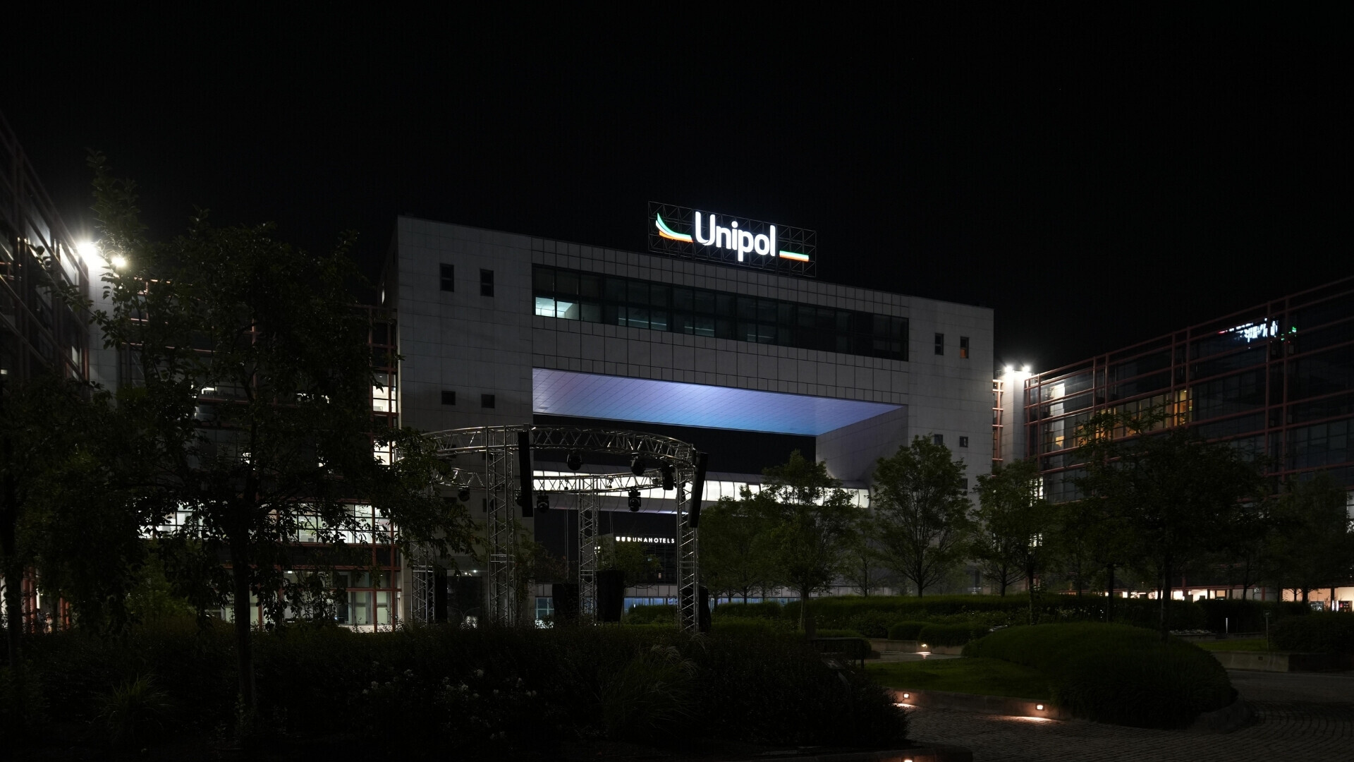 Ingresso principale della sede Unipol Bologna a Porta Europa, con logo aziendale visibile e architettura contemporanea.