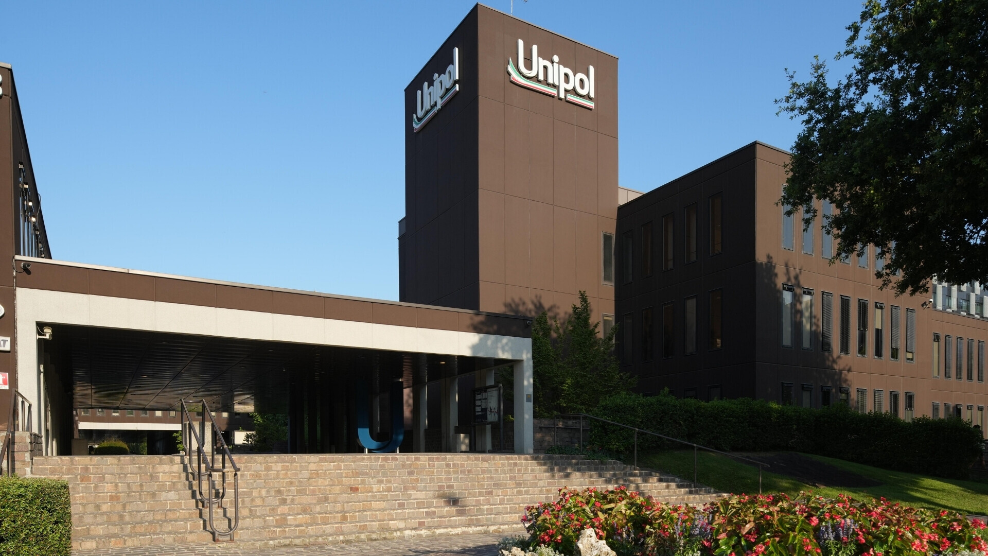 Unipol Bologna Headquarter - Via Stalingrado 53 Vista esterna della sede Unipol a Bologna in Via Stalingrado 53, edificio moderno con vetrate e segnaletica aziendale
