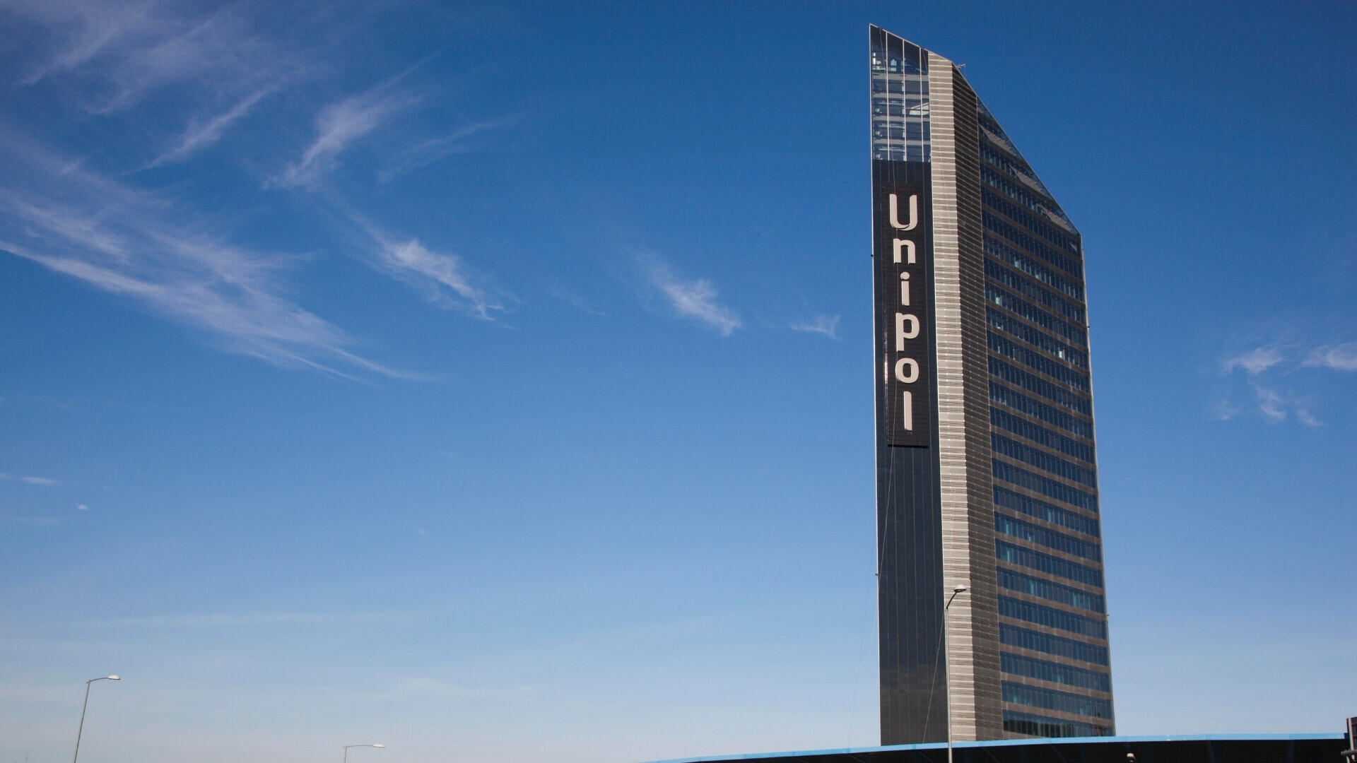 Torre Unipol del Pilastro a Bologna, ospita le sedi di LINEAR e UNISALUTE, con facciata in vetro e struttura verticale imponente.