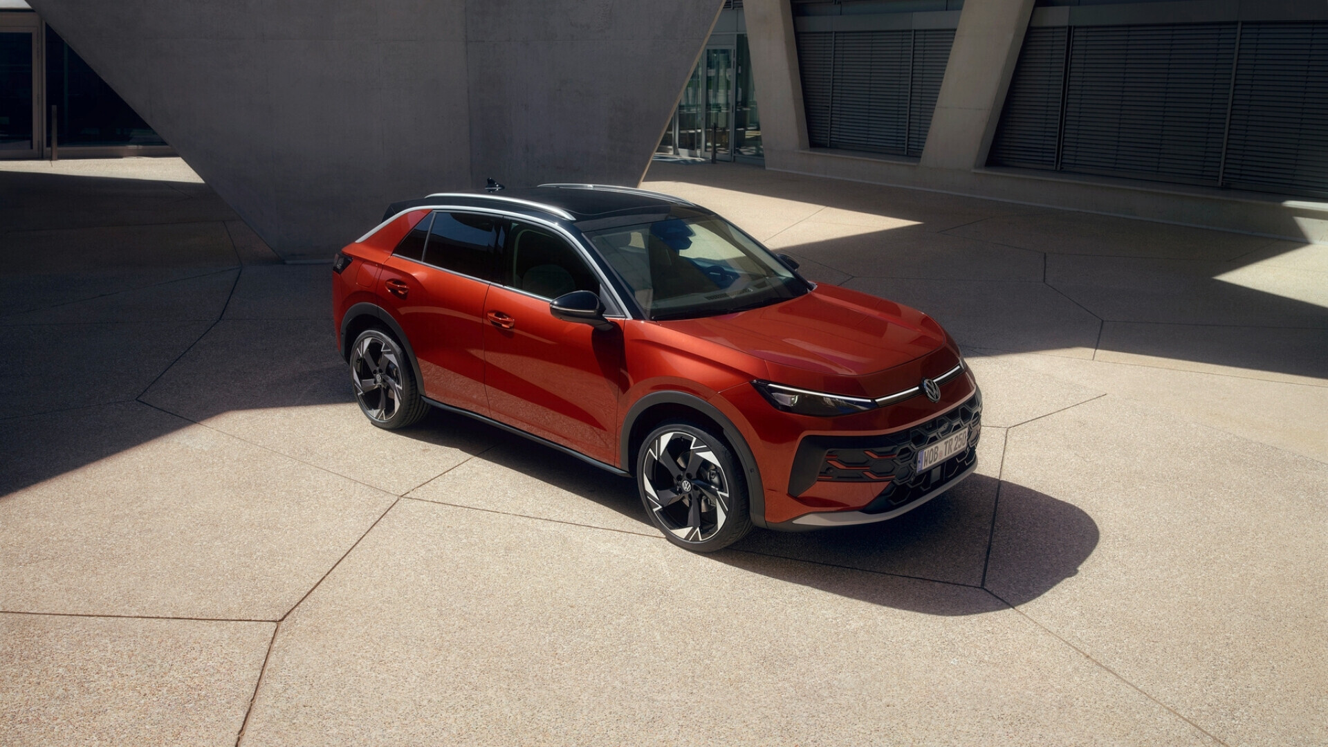 Nuova Volkswagen T-Roc, SUV compatto, ritratta in contesto urbano o stradale.