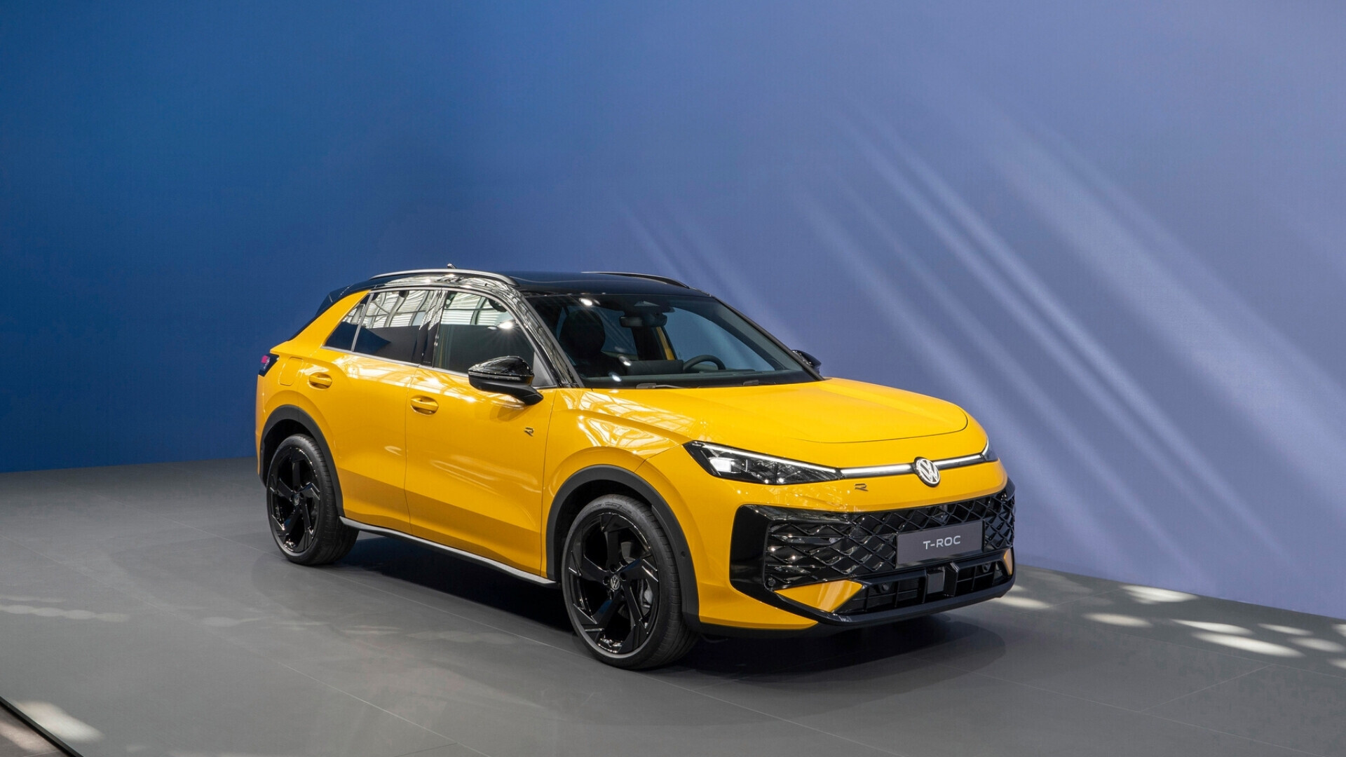 The new Volkswagen T-Roc (2) Nuova Volkswagen T-Roc, seconda prospettiva, con focus su profilo laterale e design sportivo.