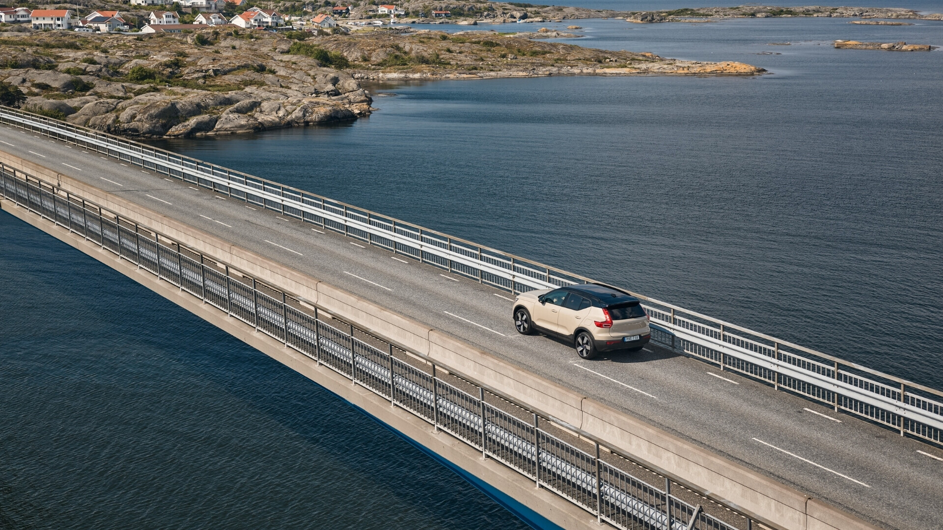 330373_EX40_Sand_Dune_edition Volvo EX40 Sand Dune Edition, SUV elettrico con verniciatura chiara e dettagli esclusivi dell’edizione speciale.