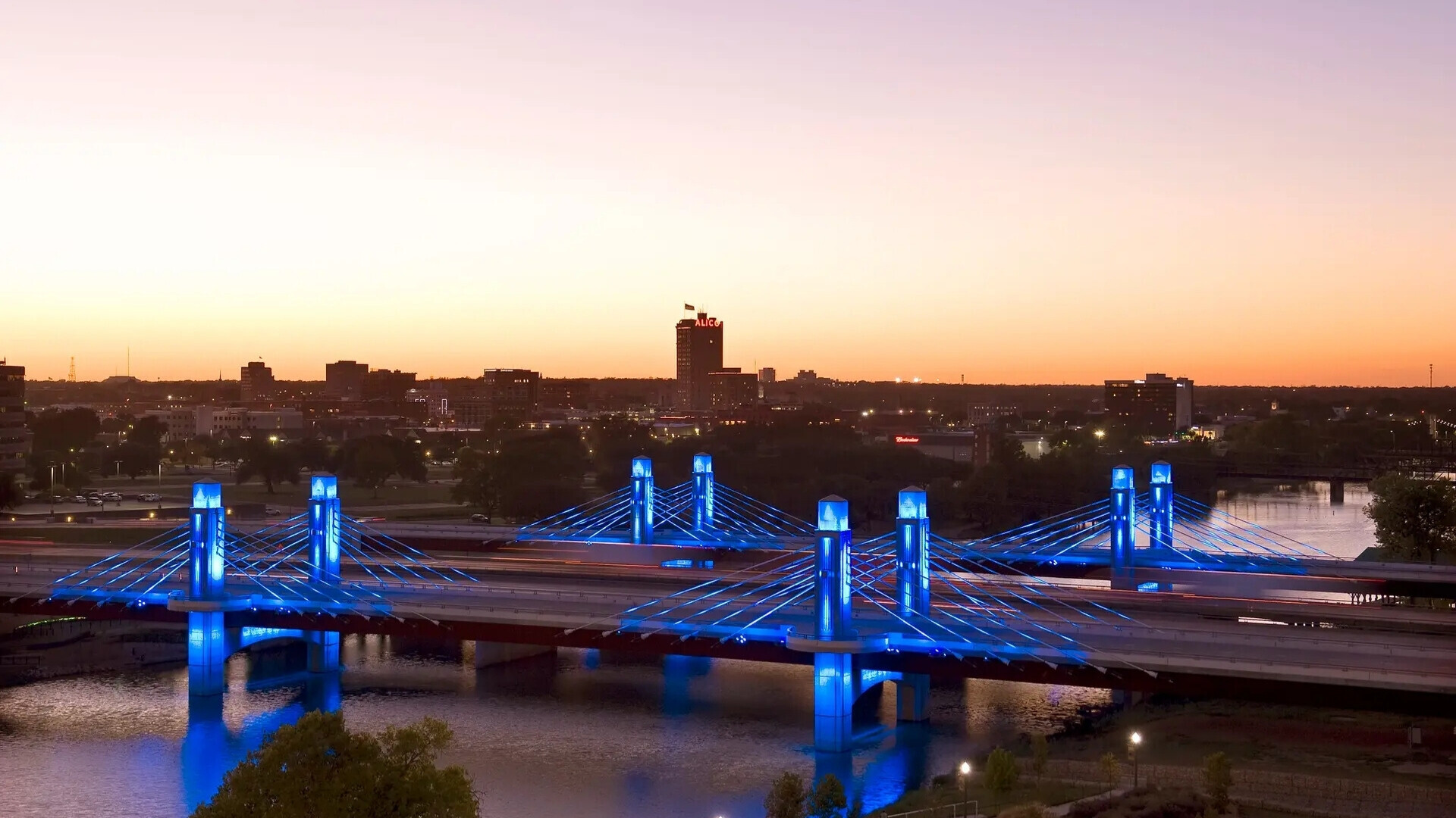 Progetto Webuild a Dallas, Texas, con infrastrutture in costruzione e macchinari operativi.