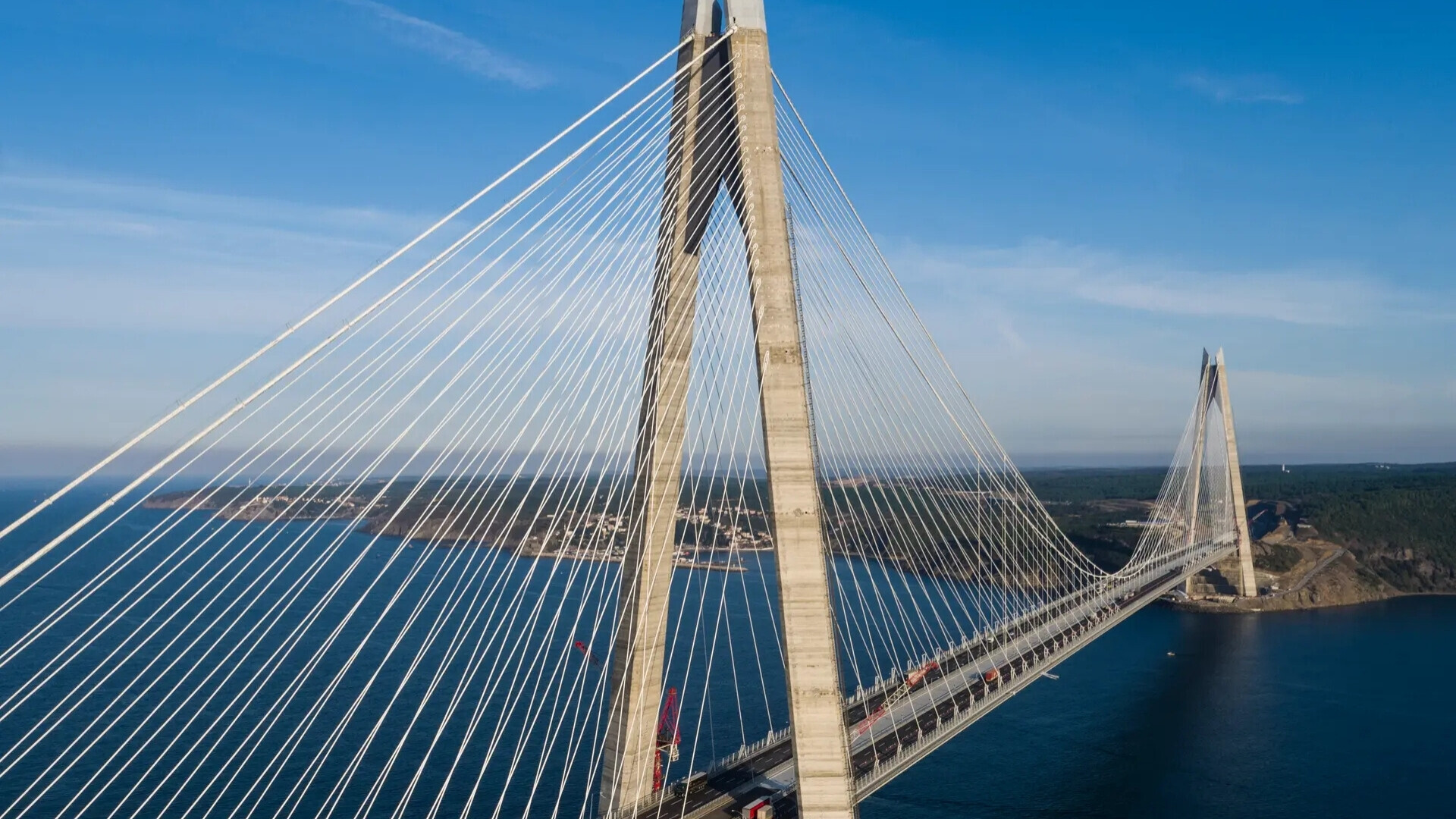 Webuild Bosphorus Bridge Ponte sul Bosforo costruito da Webuild, vista esterna con campata principale e traffico in transito.
