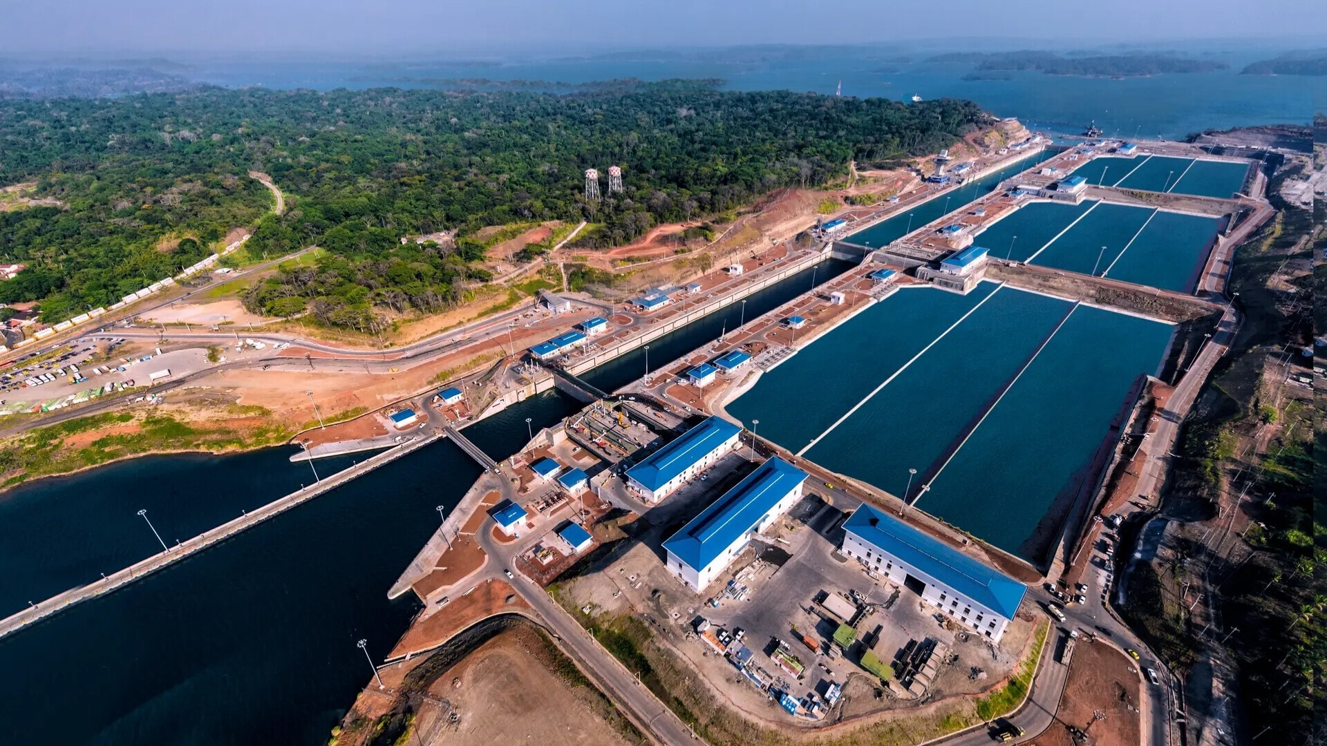 Webuild Canale di Panama Veduta del Canale di Panama con interventi o infrastrutture realizzati da Webuild, con navi e zone operative.