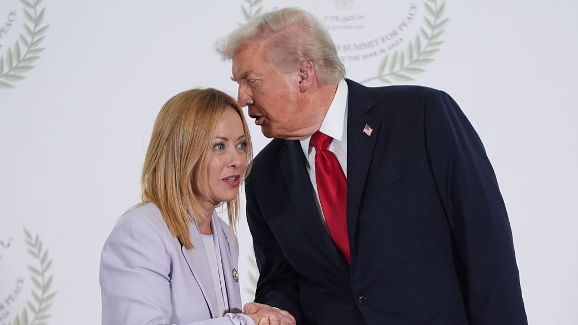 Il presidente Trump saluta il primo ministro italiano Giorgia Meloni durante un vertice tra leader europei e mediorientali, in seguito a un cessate il fuoco mediato dagli USA nella Striscia di Gaza.