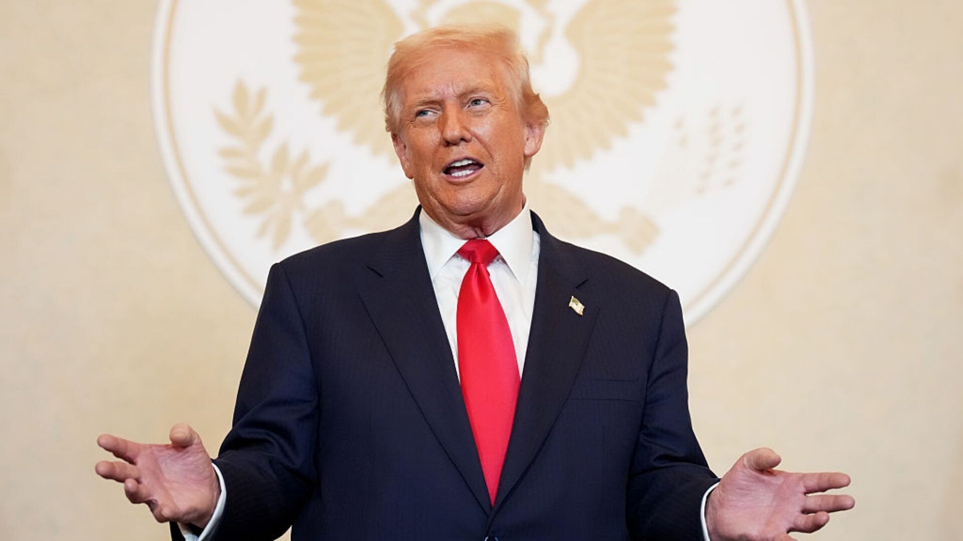 Trump parla durante un incontro con leader aziendali presso la residenza dell’ambasciatore USA.