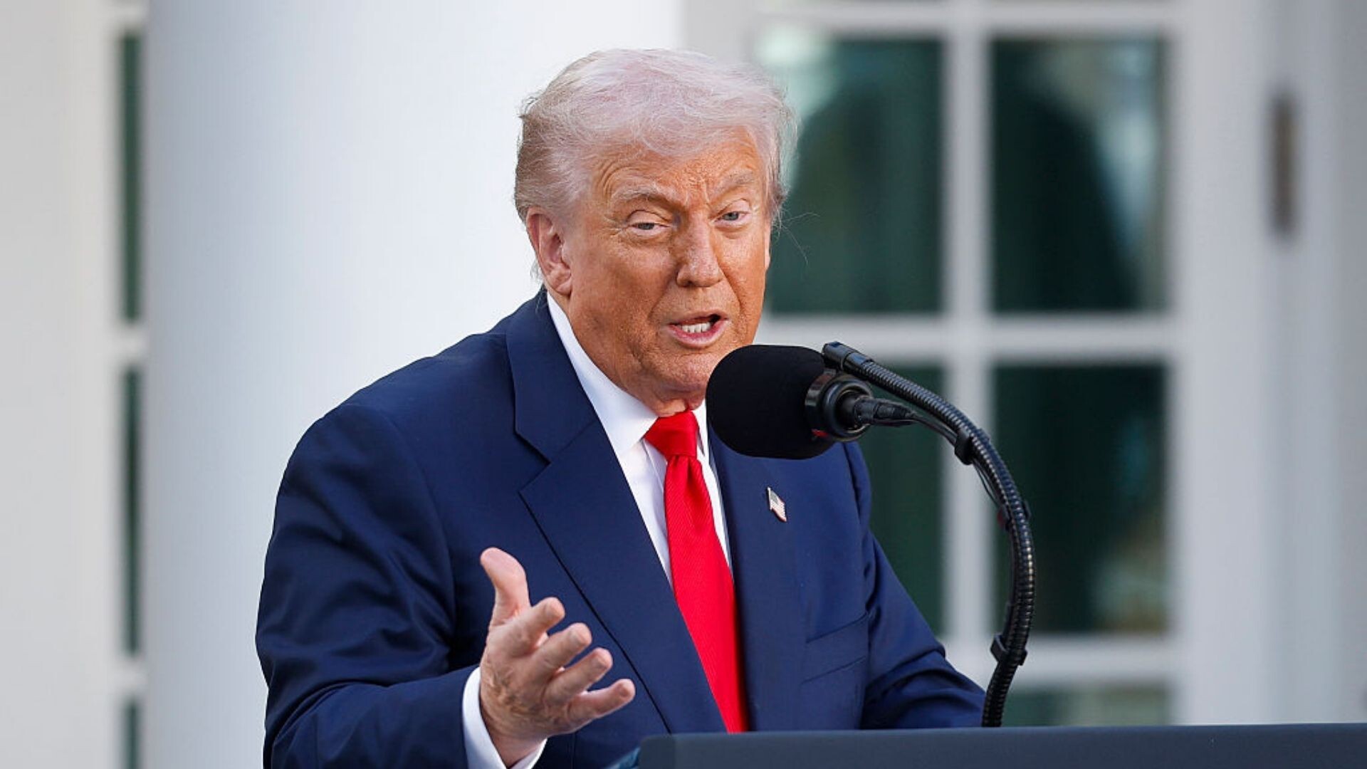 Trump alla cerimonia della Medaglia della Libertà per Charlie Kirk Trump assegna postumo la Medaglia della Libertà all’attivista conservatore Charlie Kirk durante una cerimonia nel Rose Garden.