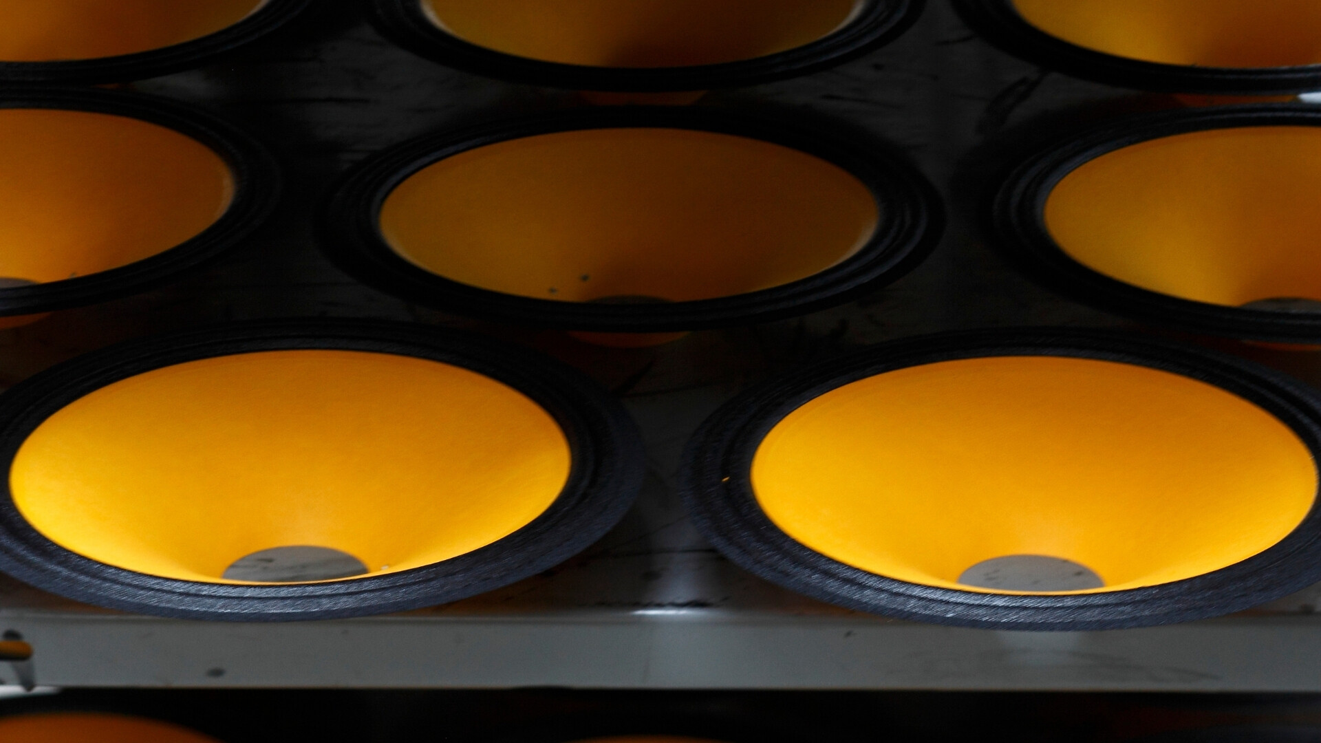 Focus su un componente audio B&C Speakers in primo piano.