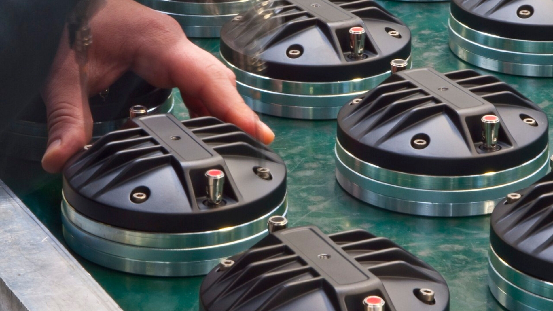 Prodotti B&C Speakers Selezione di prodotti audio professionali B&C Speakers, esposti per presentazione.