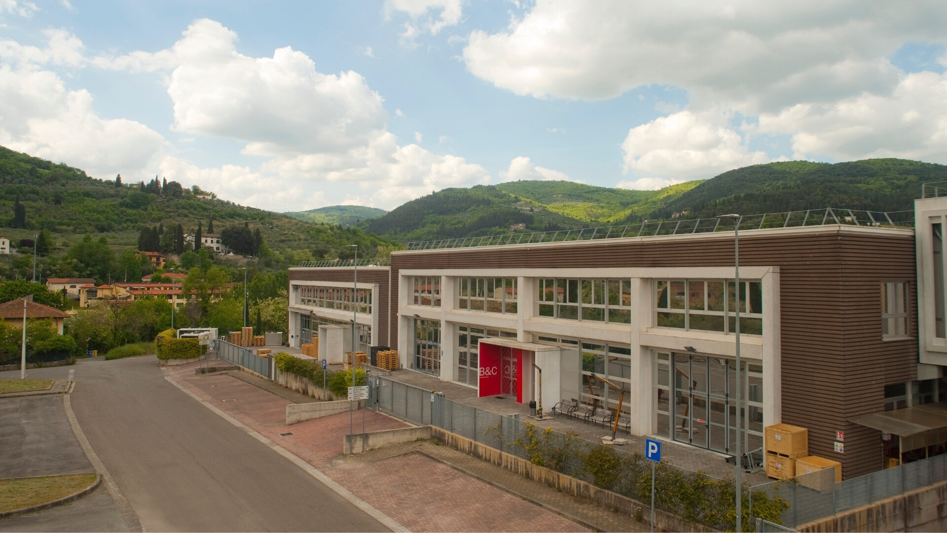 Vista esterna dell’edificio sede di B&C Speakers.