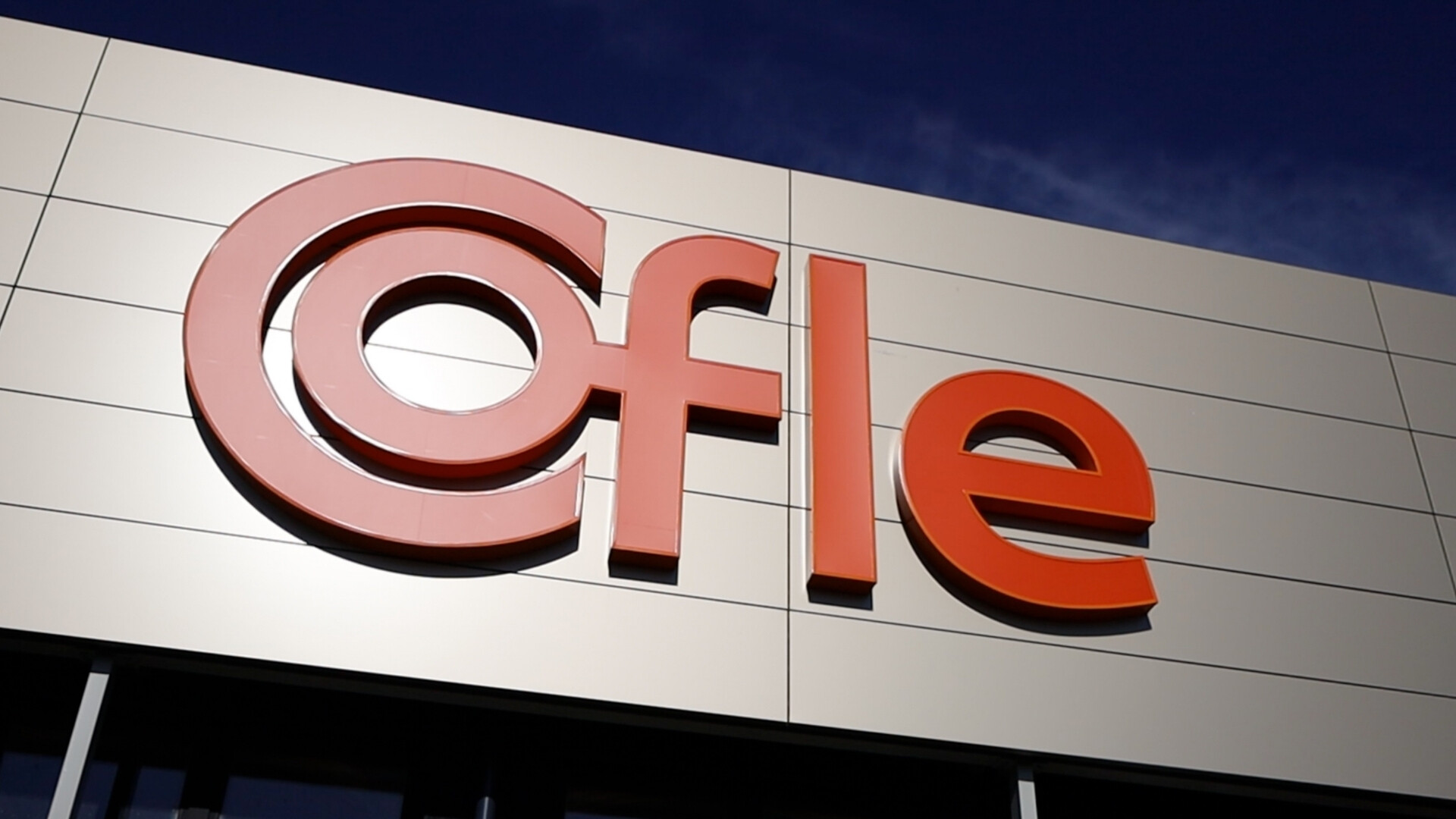 Edificio della sede di Cofle a Milano, con facciata e ingresso principali.