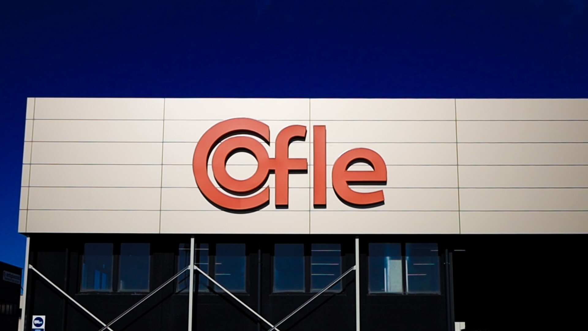 Dettaglio del logo Cofle sulla facciata della sede aziendale.
