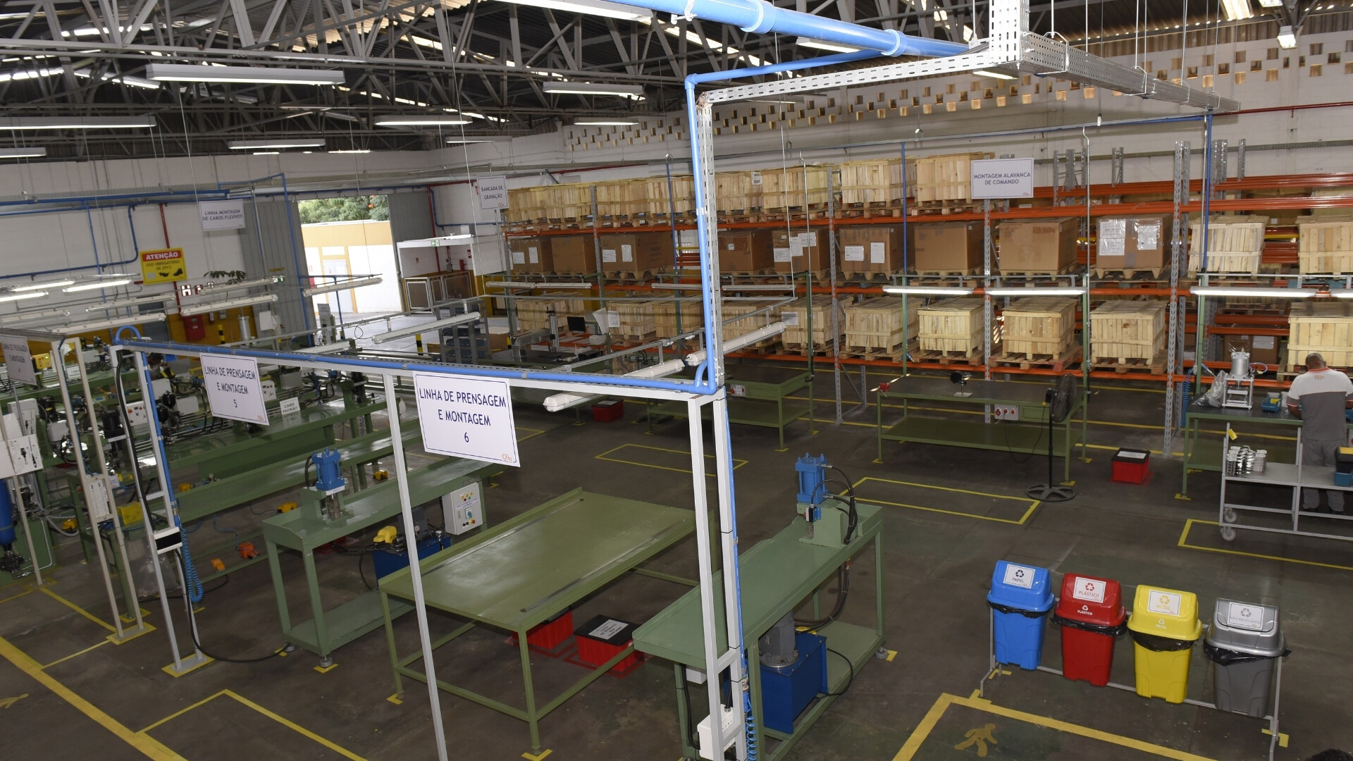 Interni della sede Cofle Brasile, mostrando postazioni di lavoro e spazi comuni.