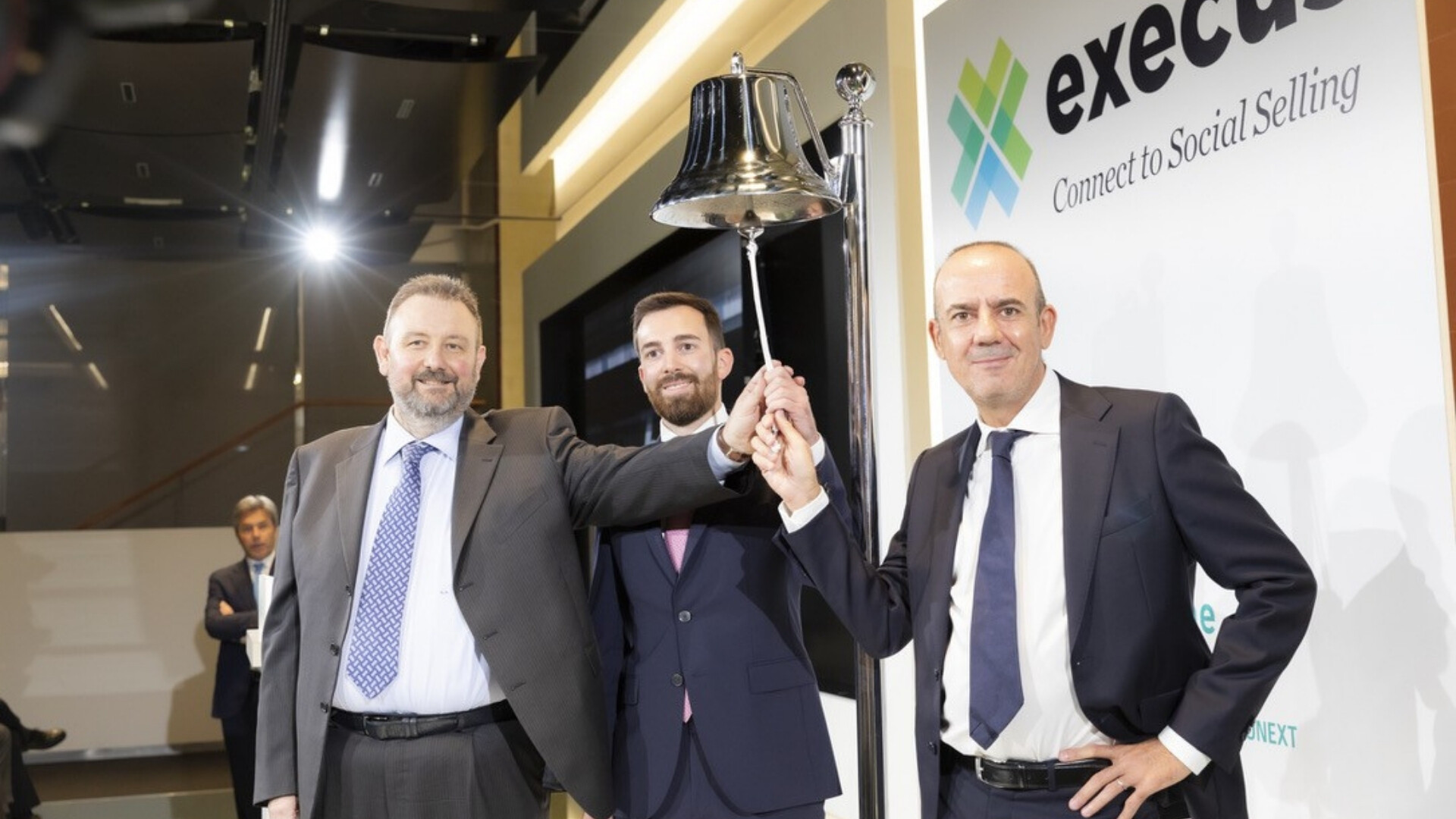 Il team di management di Execus celebra il primo giorno di quotazione in Borsa Italiana.