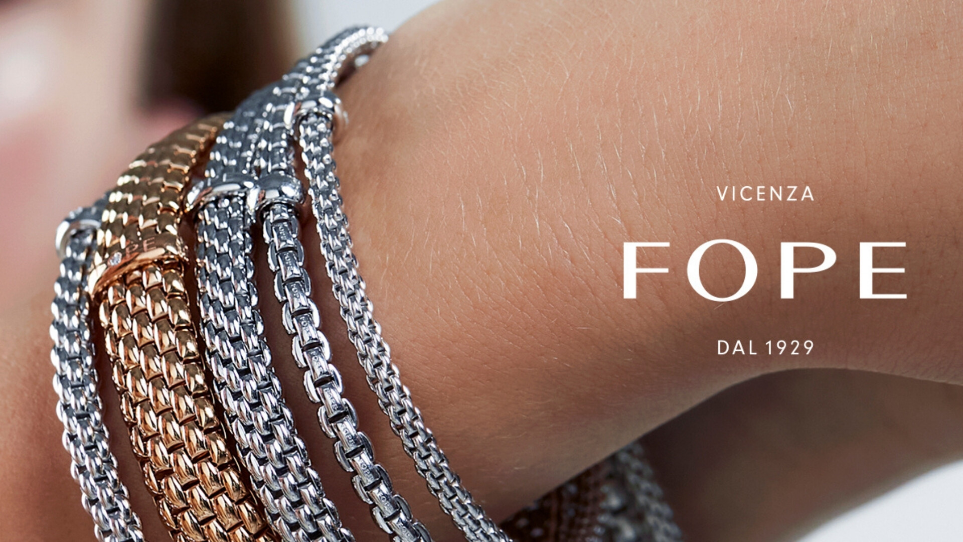 Dettaglio ravvicinato di un bracciale Fope, con design elegante e finiture preziose.