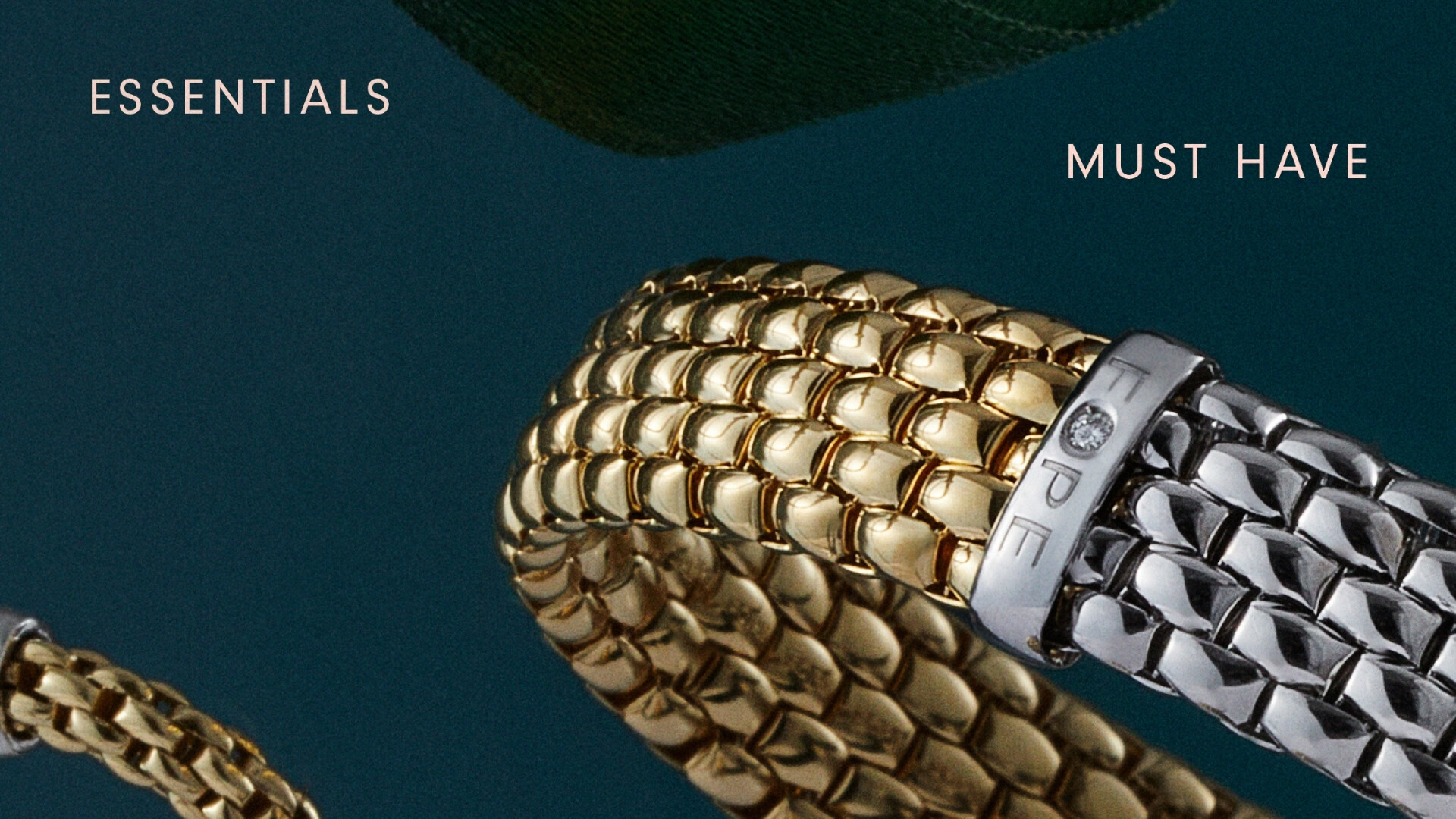 Focus su un bracciale Fope, con dettagli metallici e design moderno.