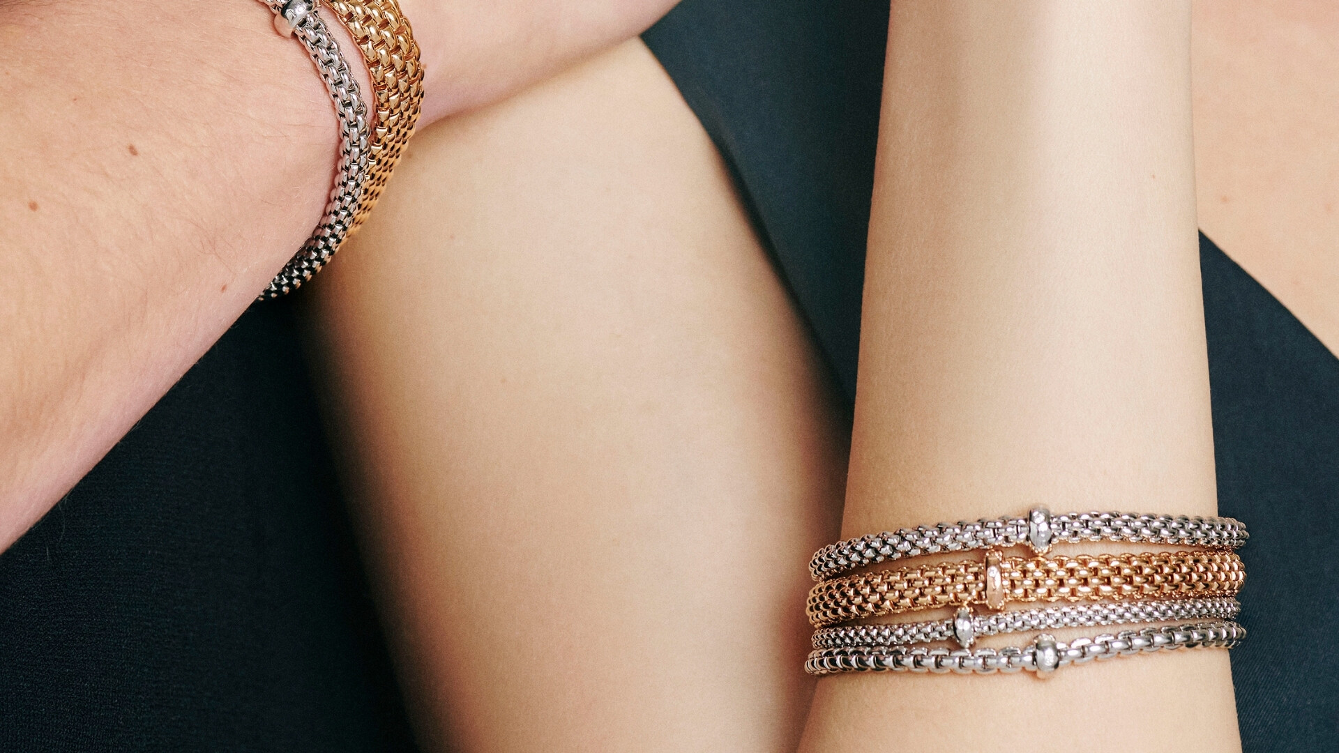 Bracciali Fope Collezione di bracciali Fope, con diversi modelli esposti in armonia.