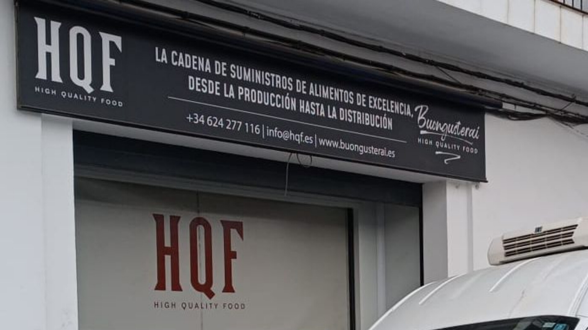 Ingresso HQF Magazzino Ingresso del magazzino HQF, con area di carico e segnaletica aziendale.