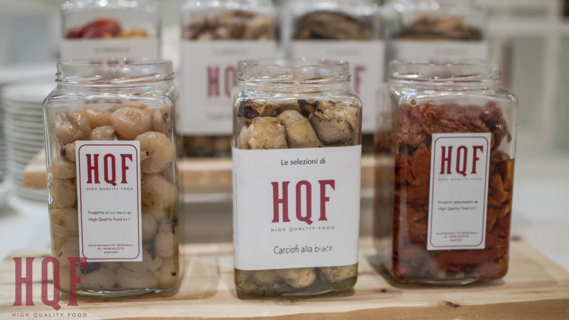 Prodotti HQF Selezione di prodotti HQF disposti per esposizione o spedizione.