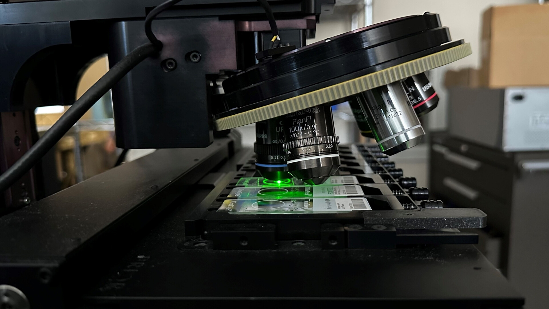 Ricerca e sviluppo Ikonysis Laboratorio di ricerca e sviluppo Ikonisys con personale scientifico al lavoro.