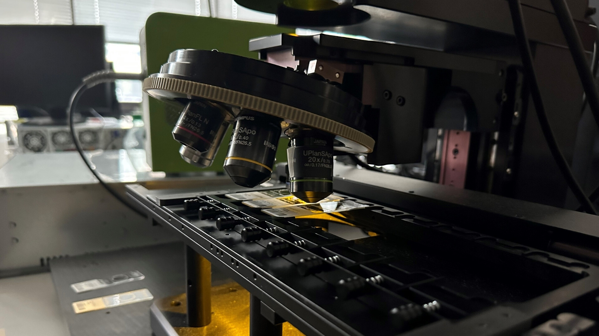 Attività di ricerca e sviluppo nei laboratori Ikonisys, con strumenti e tecnologie biomediche.