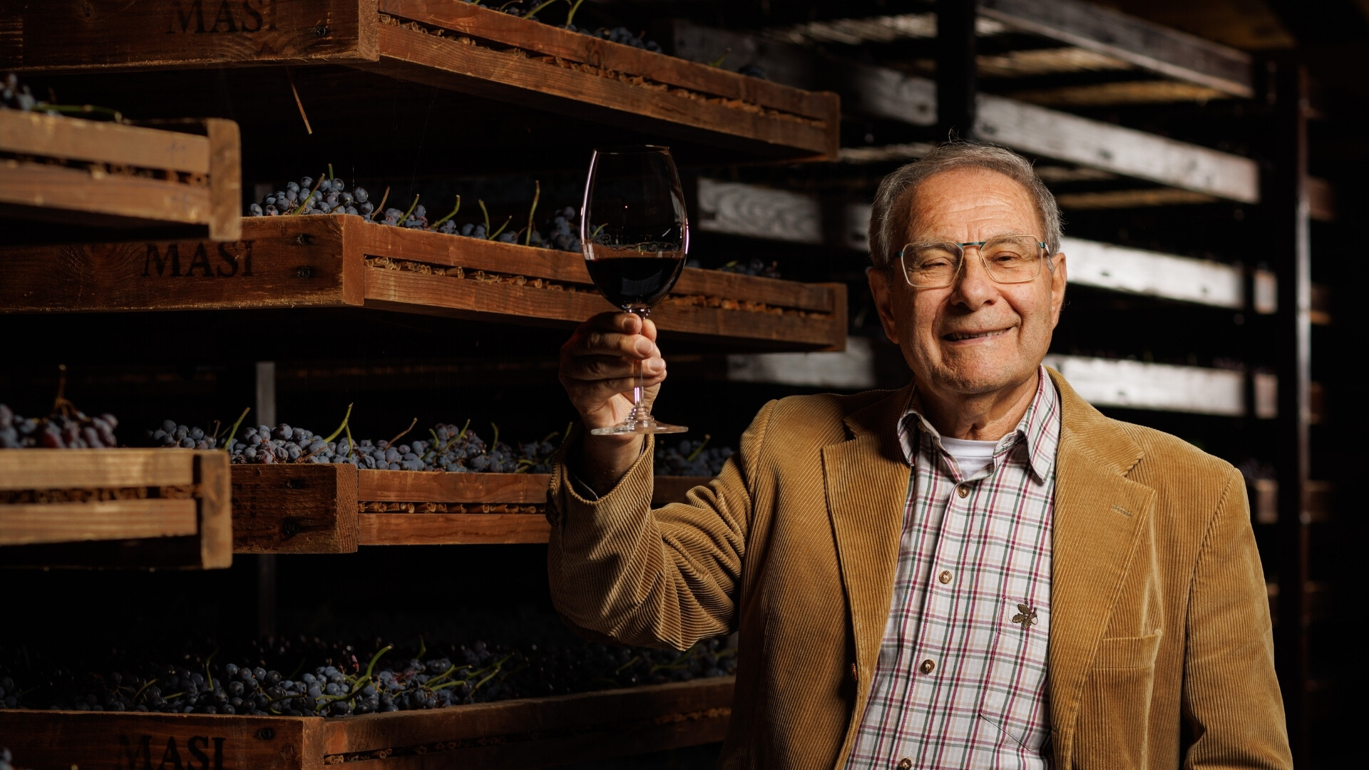 Sandro Boscaini, presidente di Masi Agricola con bicchiere di vino Sandro Boscaini, presidente di Masi Agricola, degusta un bicchiere di vino.