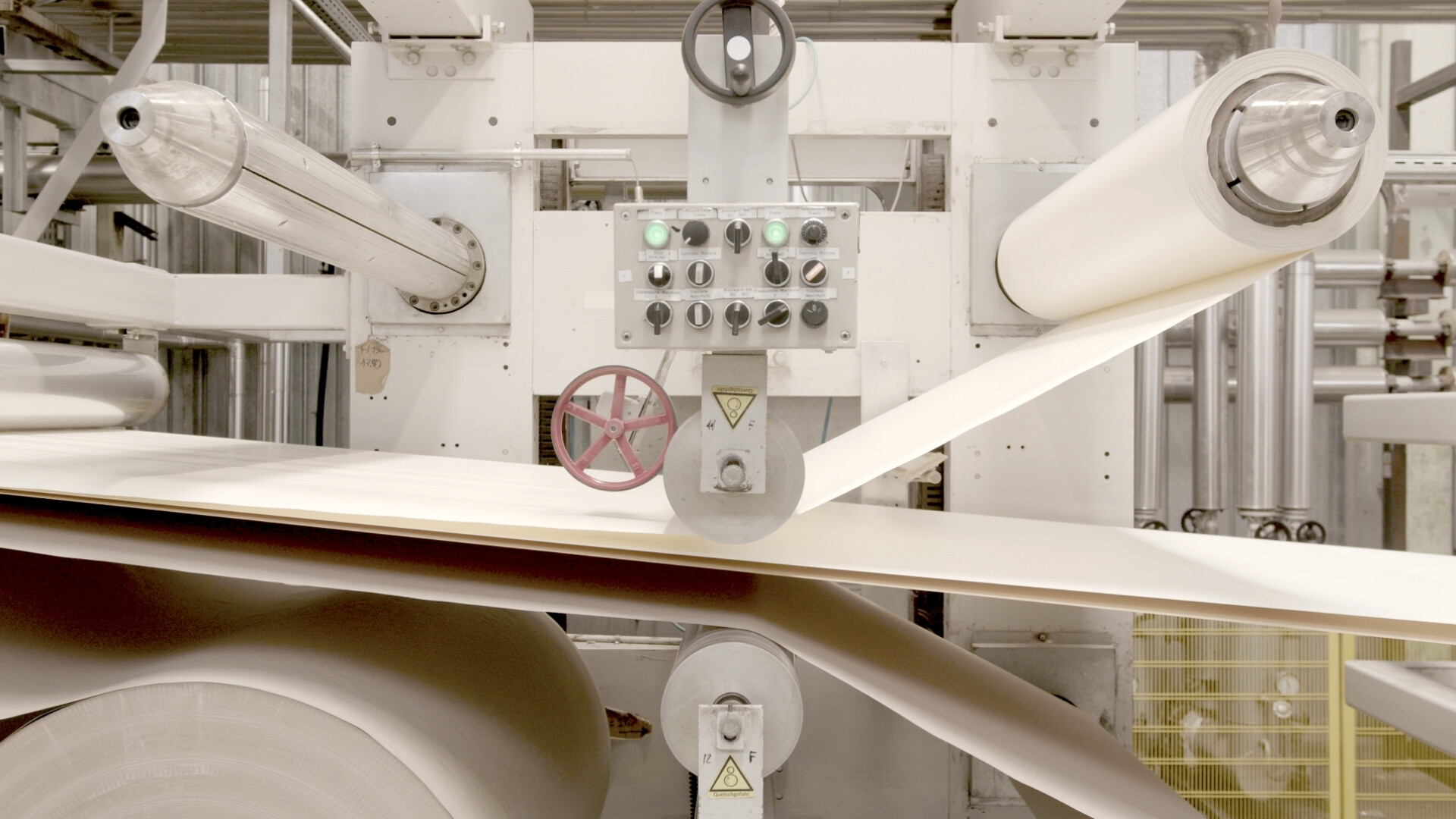 Macchinario per la produzione Neodecortech Macchinario industriale utilizzato nella produzione dei materiali Neodecortech.