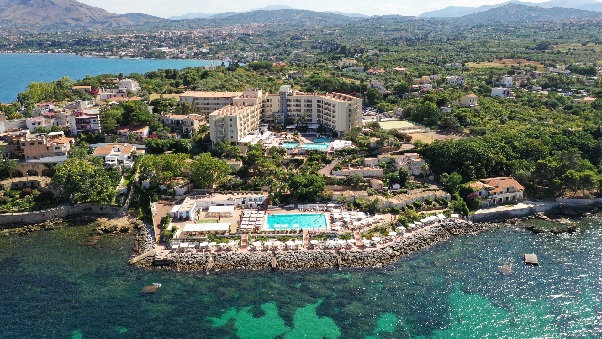 Eleganza mediterranea affacciata sul mare di Sicilia: il Domina Zagarella Preatoni unisce charme e tradizione in un panorama da sogno.