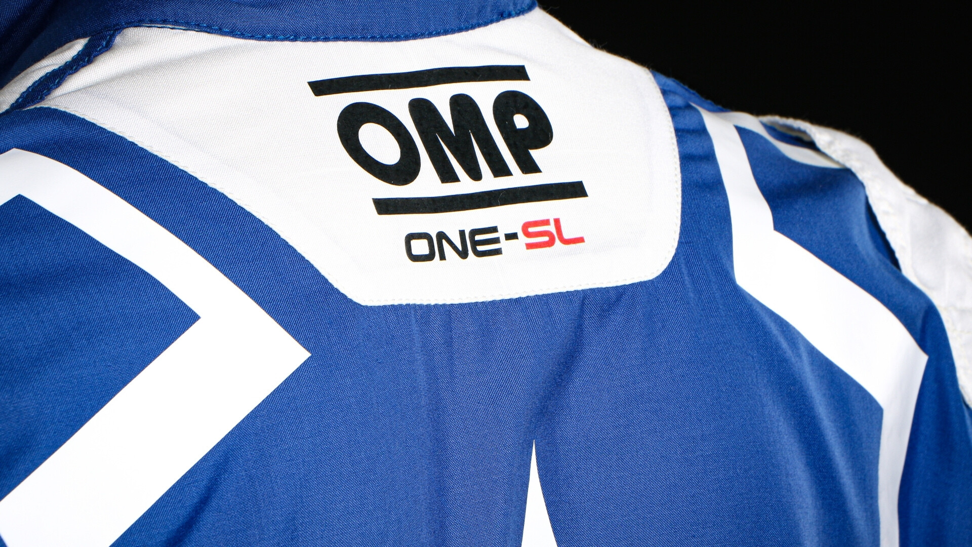 Tuta da gara OMP Racing Force: leggerezza, ergonomia e stile per chi vive la pista al massimo.