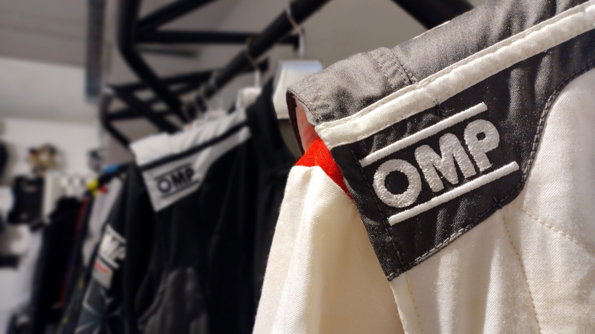 Dettagli tecnici e comfort avanzato definiscono la tuta OMP, pensata per veri professionisti delle corse.