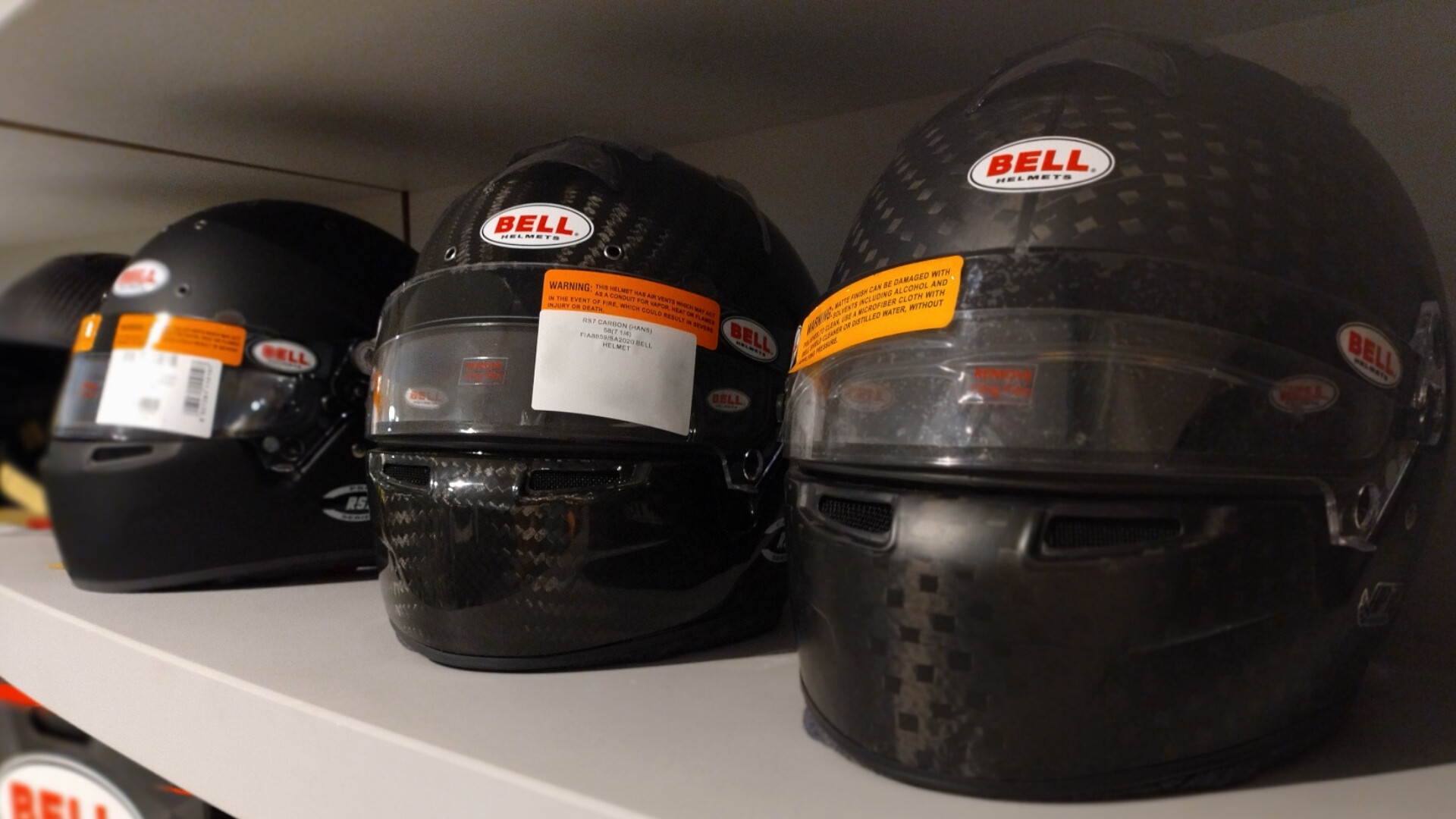 Serie di Caschi Bell Racing Force Una collezione di caschi Bell Racing Force che celebra design, sicurezza e prestazioni da campione.