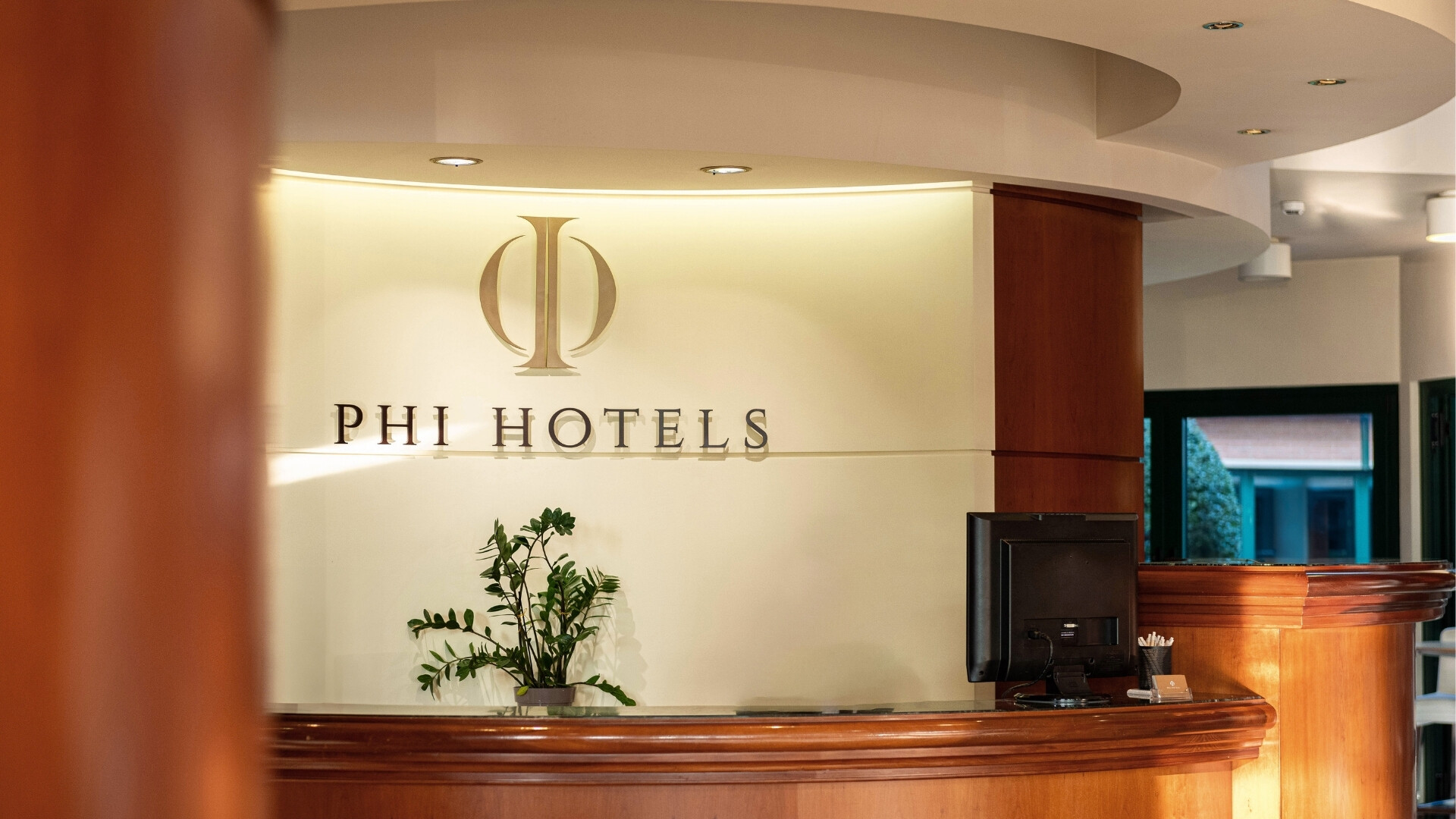 Ingresso Phi Hotels Xenia Facciata principale del Phi Hotel Xenia con ingresso elegante e curato nei dettagli.