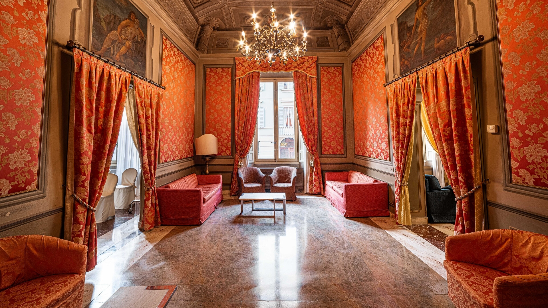 Luminoso e ampio salone Xenia Ampio salone del Phi Hotel Xenia, luminoso e arredato con stile contemporaneo.