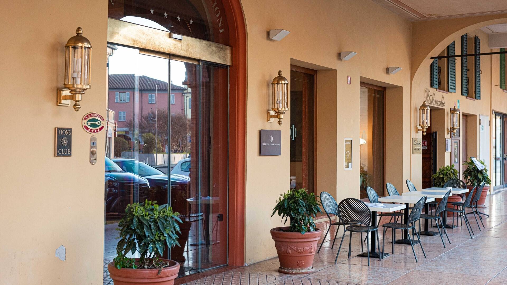 Ingresso del Phi Hotel dei Medaglioni – Xenia, un mix di charme e ospitalità italiana.