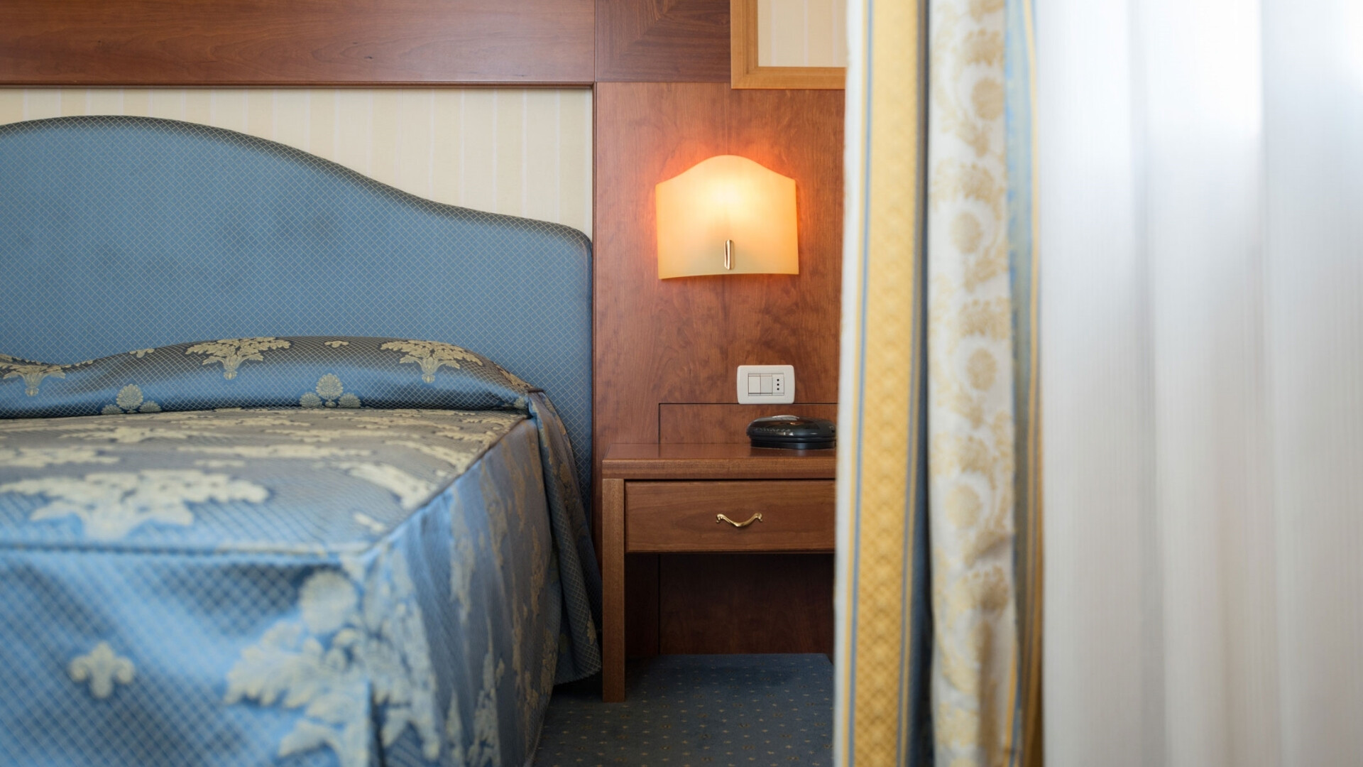 Particolare Camera da letto Hotel Xenia Dettaglio di una camera del Phi Hotel Xenia, con arredi curati e atmosfera rilassante.