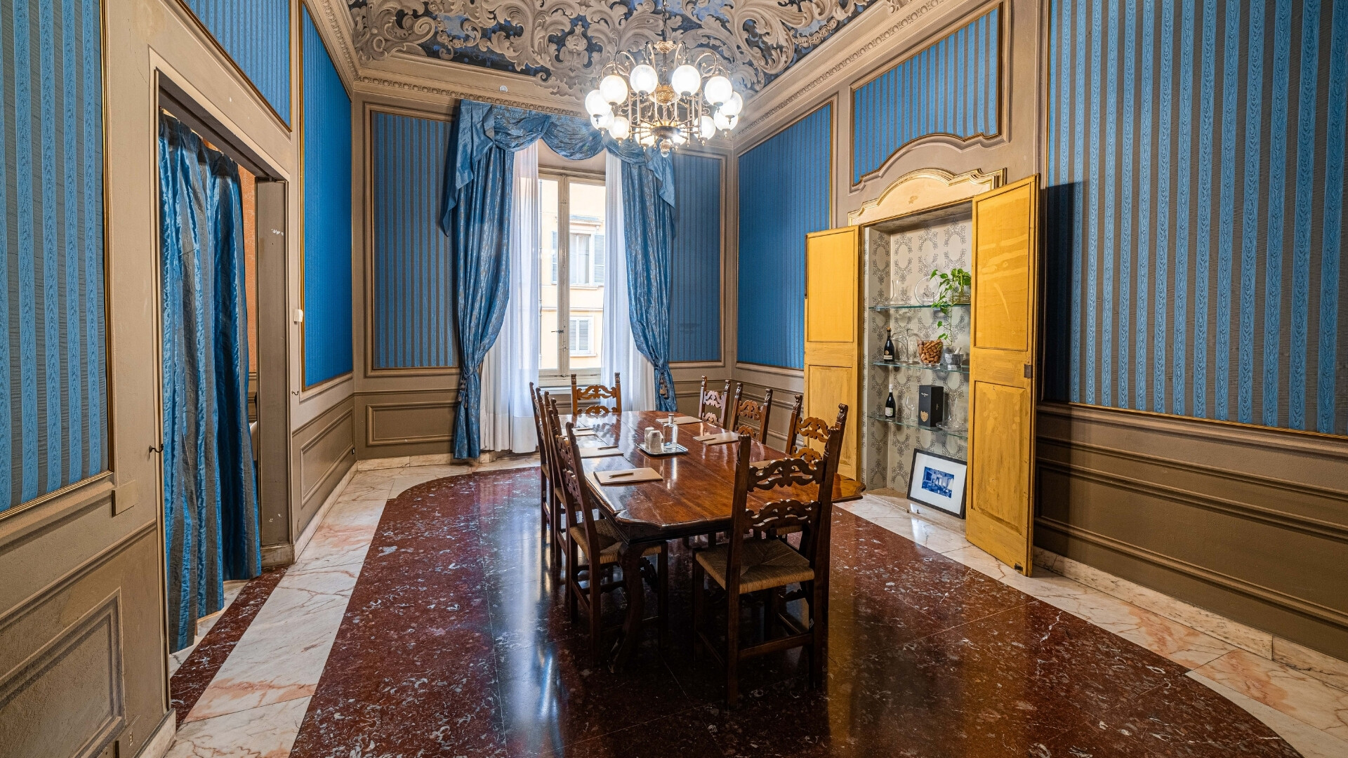 Salone Hotel Xenia Salone dell’Hotel Xenia, ideale per eventi e momenti di relax in un ambiente elegante.