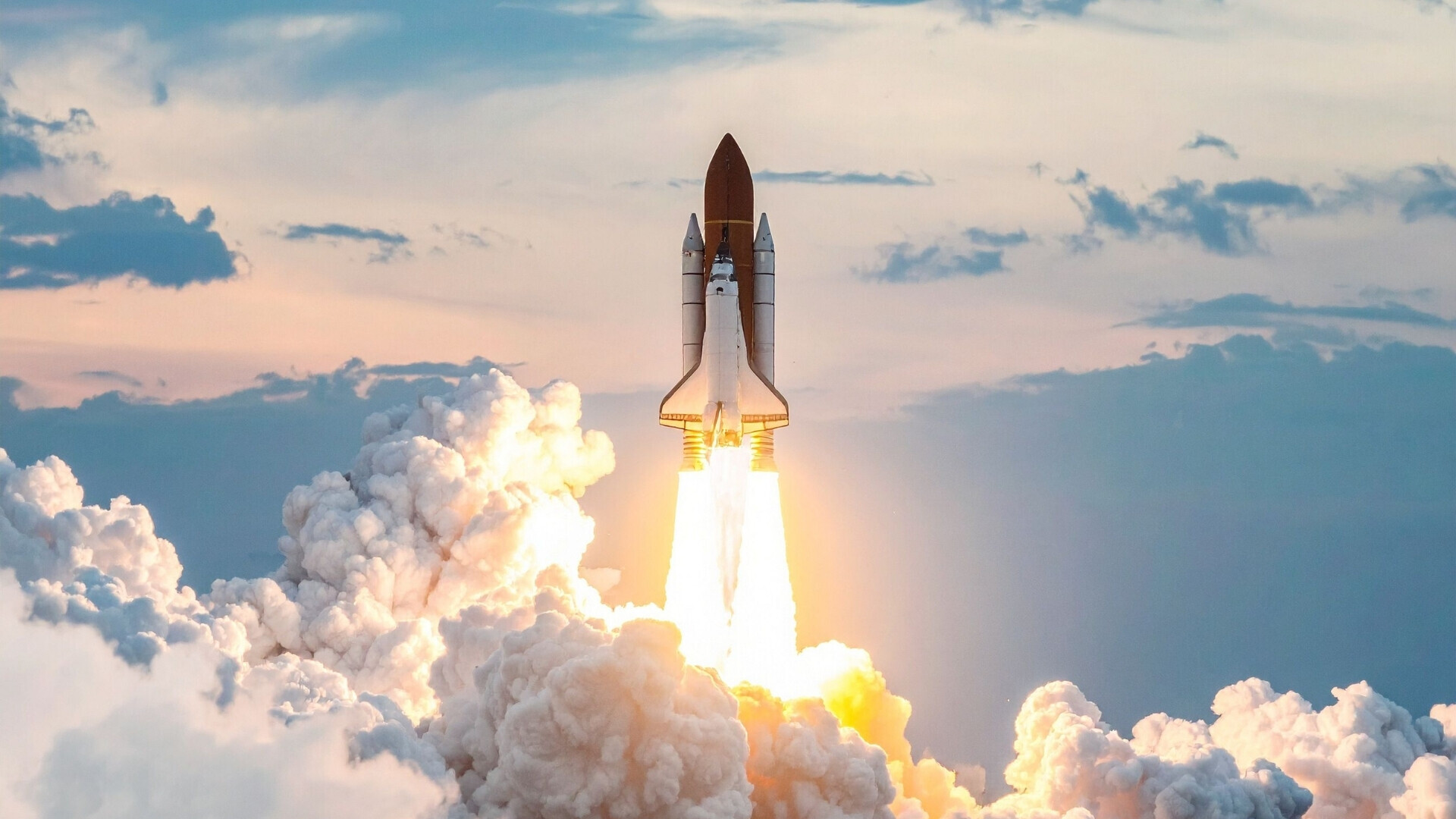 Razzo al momento della partenza Razzo spaziale che decolla con fiamme e fumo alla base