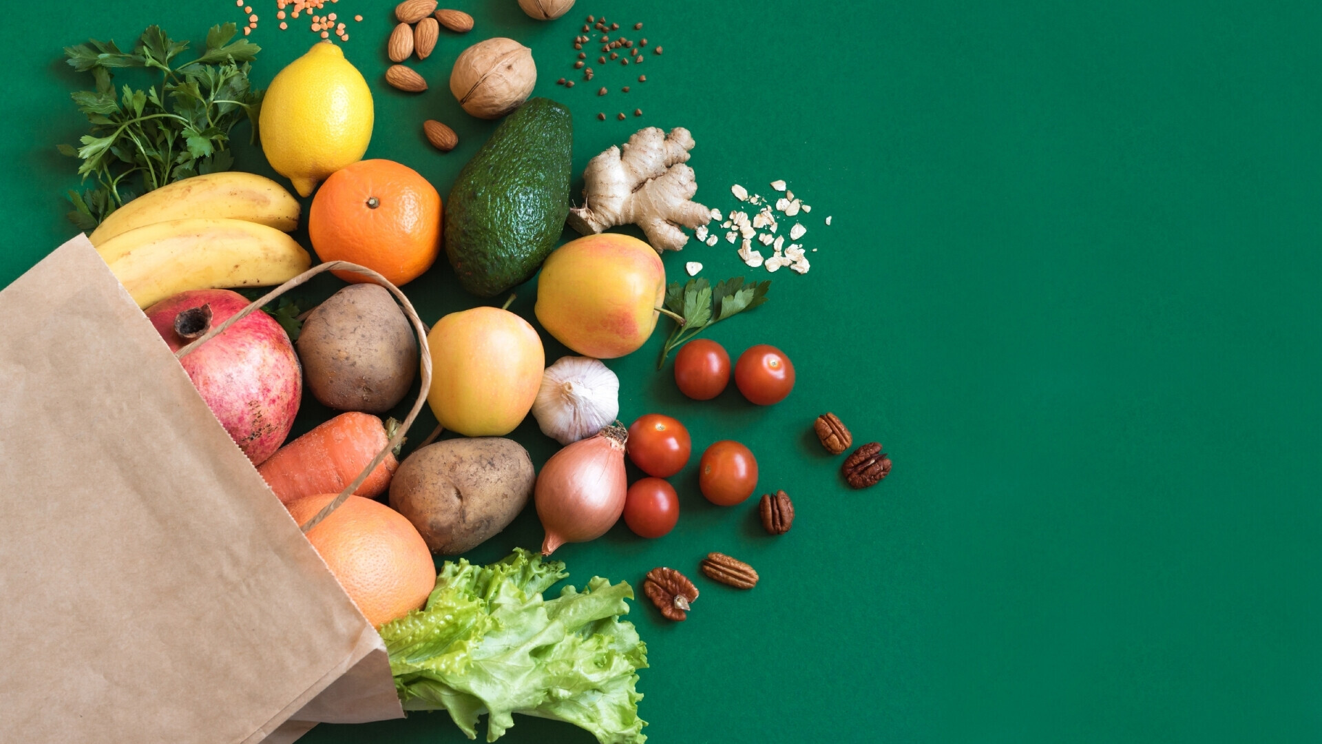 La bandiera degli Stati Uniti decorativa su una facciata storica, riflettendo la ricca eredità culturale del paese.