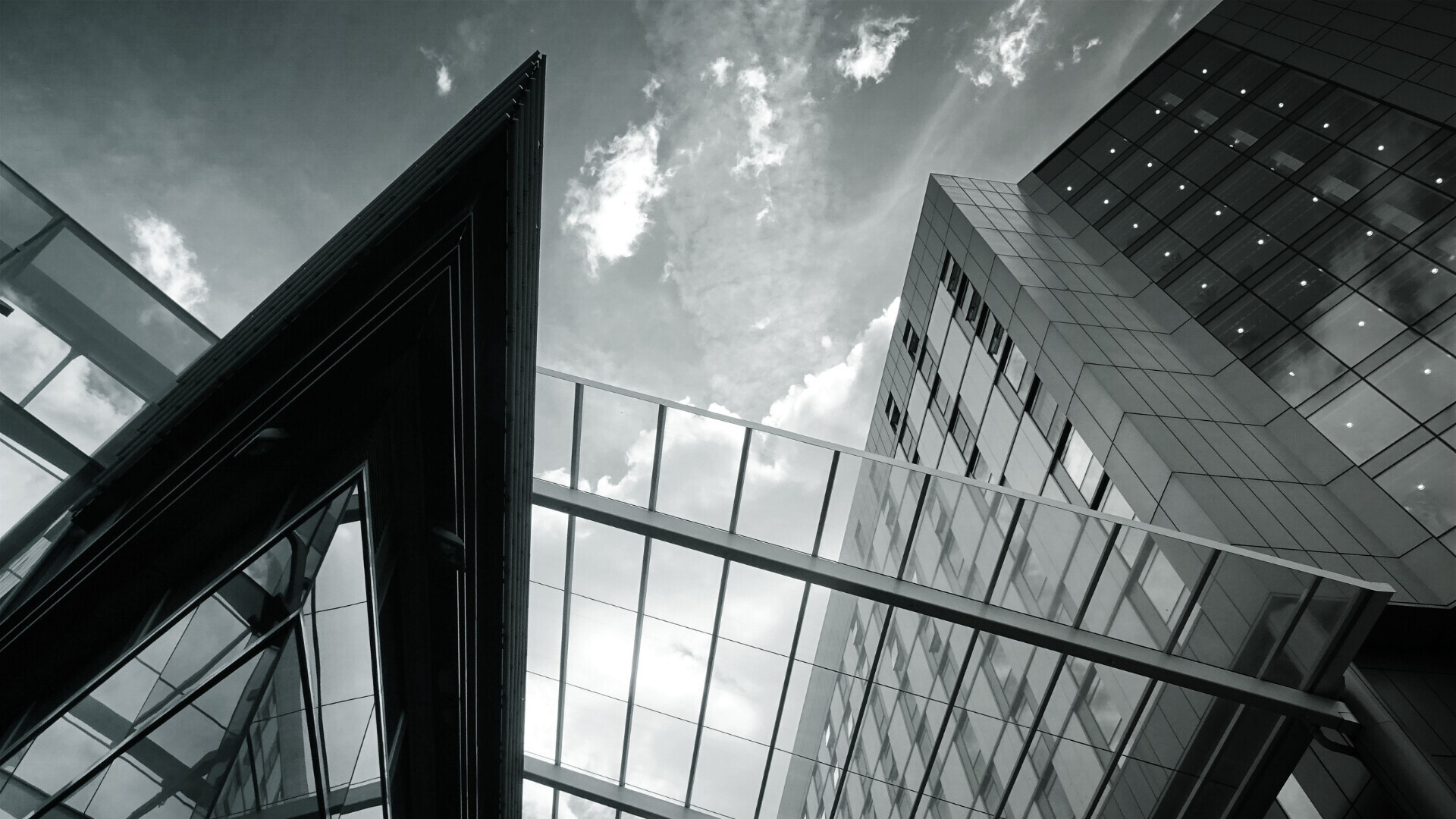 Il profilo iconico dello skyline di New York, con il famoso Empire State Building che svetta tra le nuvole