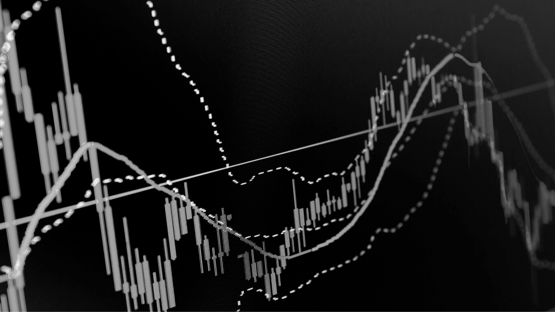 Una bandiera a stelle e strisce che danza al vento su un molo affollato, mentre il sole tramonta all'orizzonte