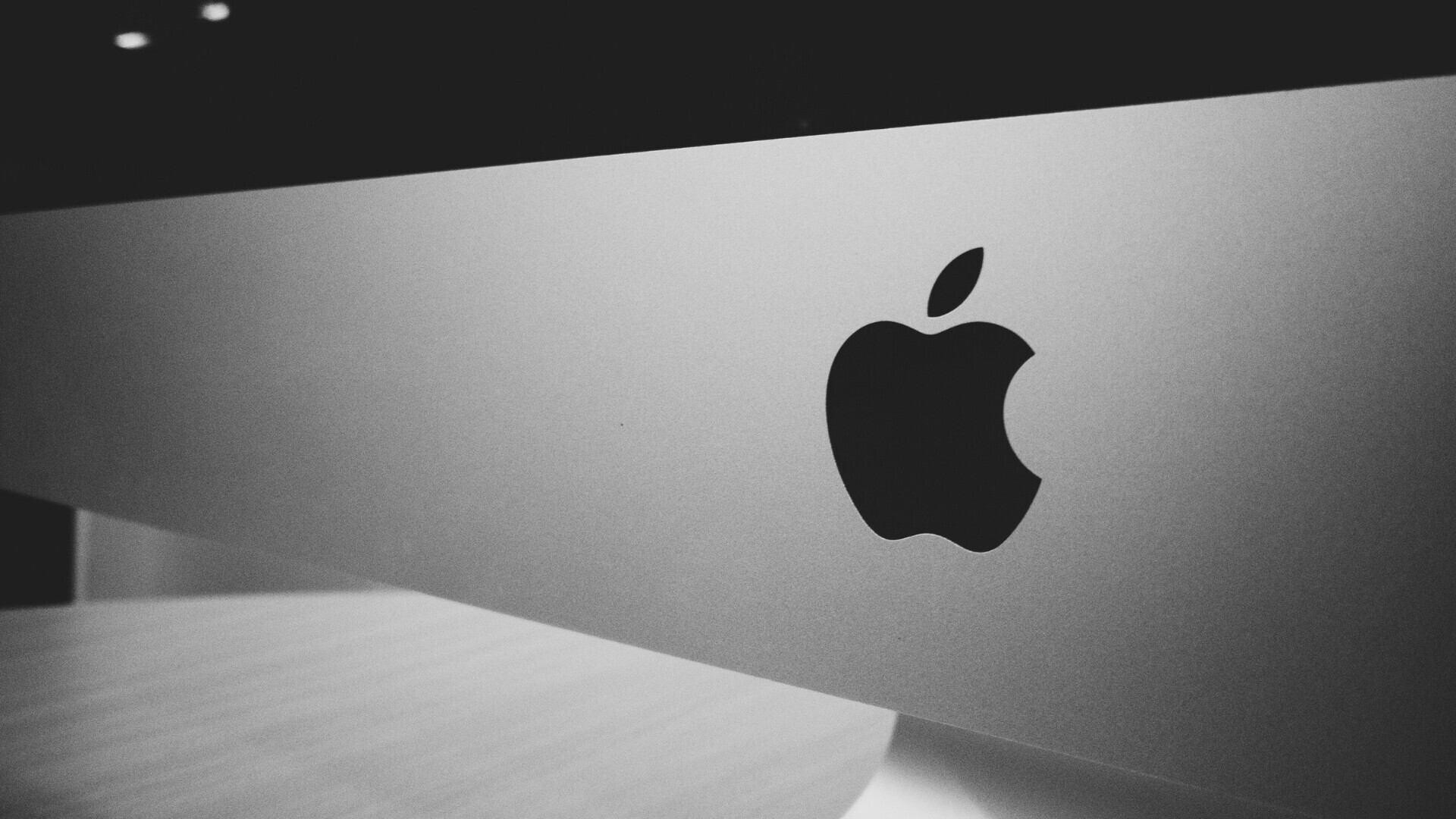 Logo Apple di colore nero su sfondo neutro