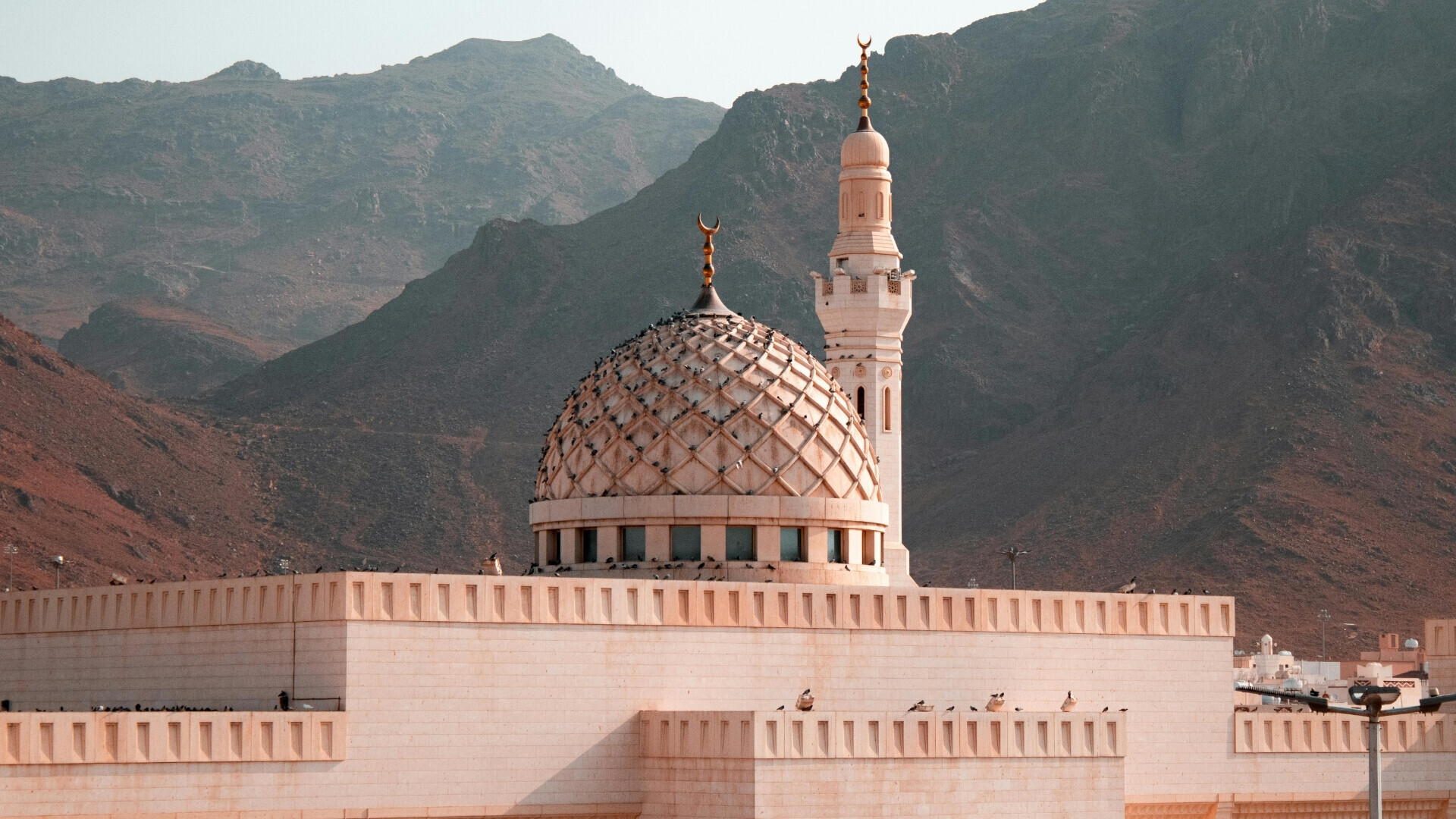 Moschea di Sayyid al-Shuhada con le montagne di Uhud sullo sfondo