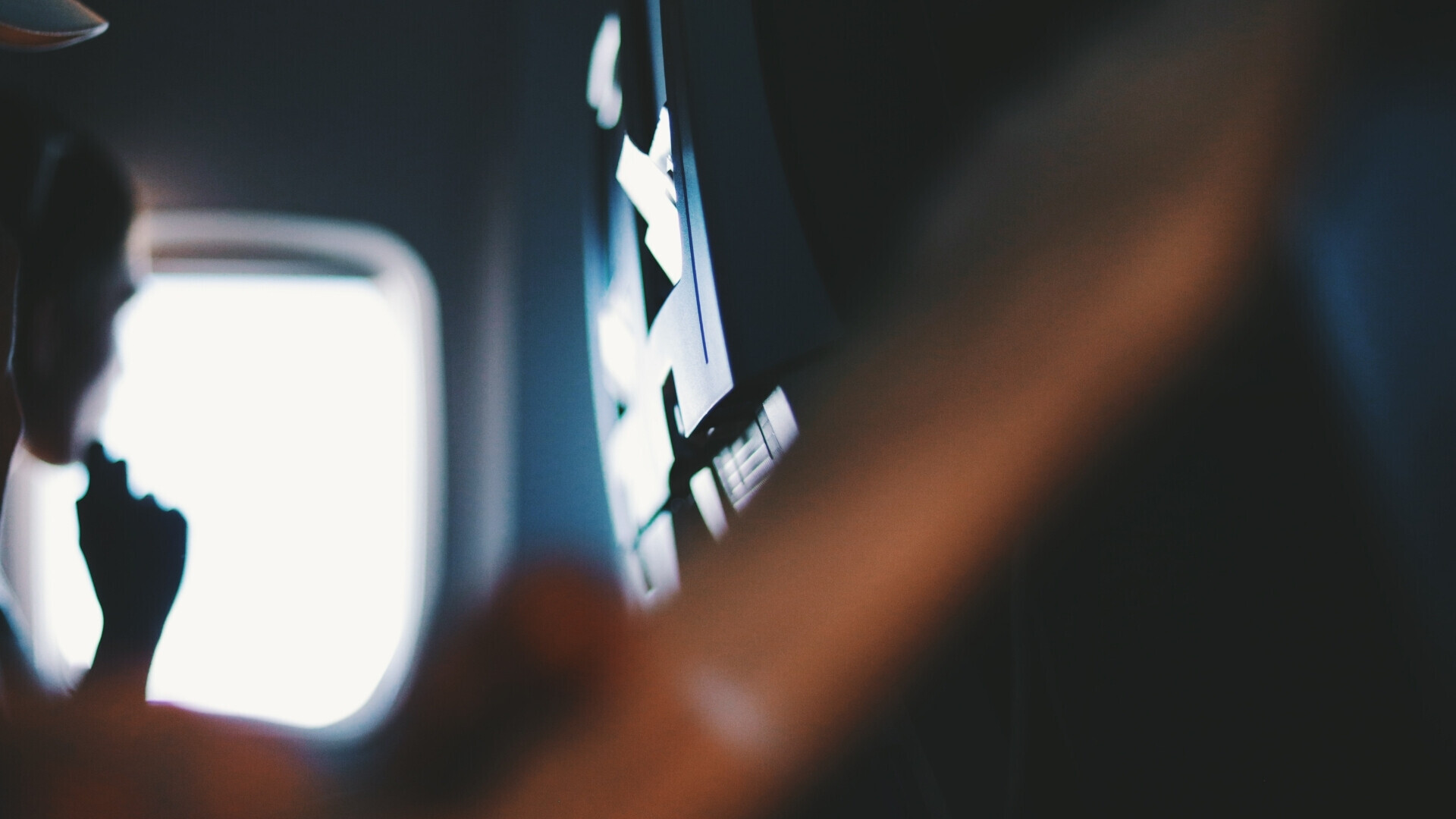 Dettaglio di un passeggero seduto a bordo di un aereo