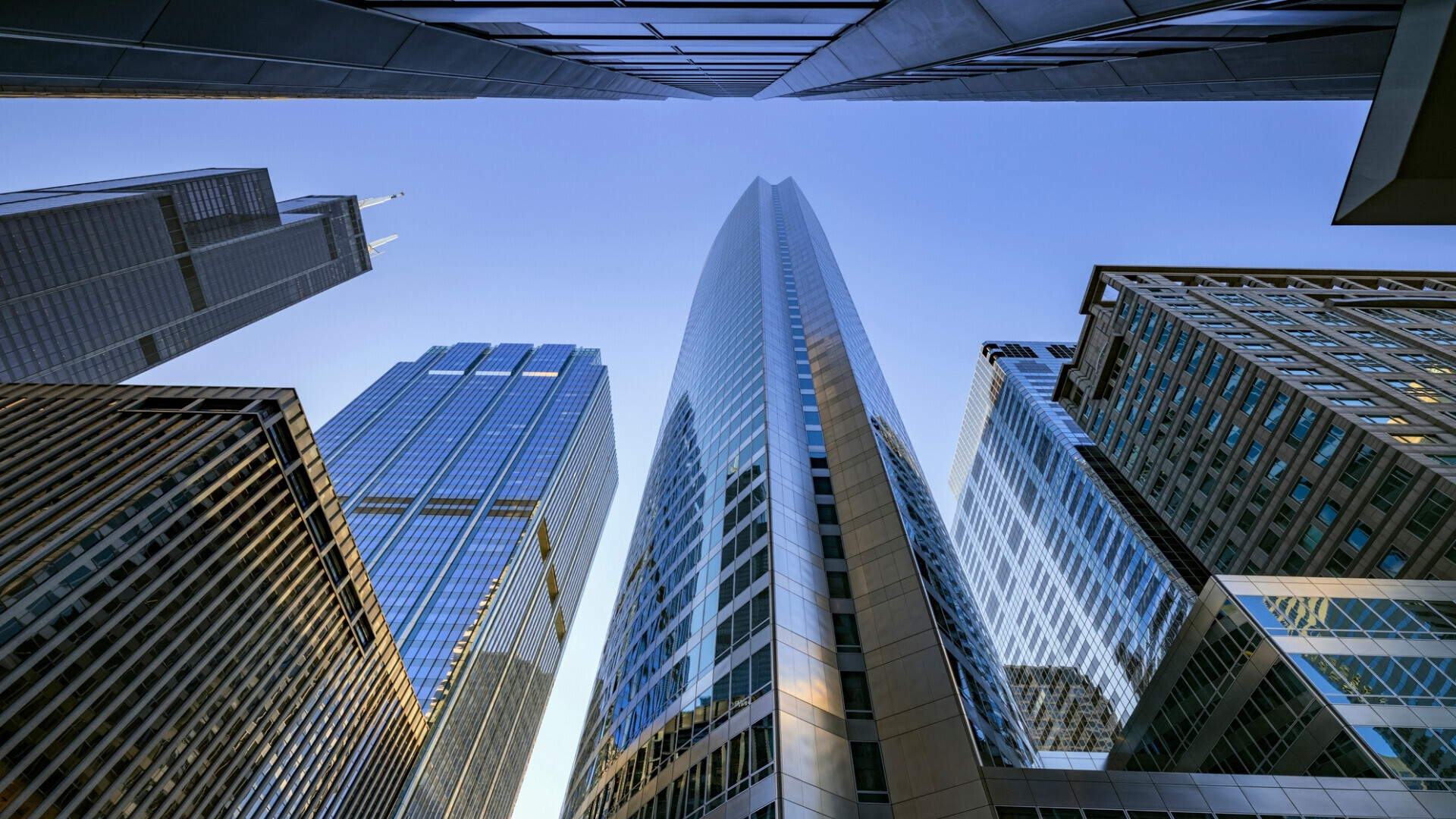 Edificio per uffici moderno nel cuore del quartiere finanziario di Chicago, con facciate in vetro e architettura contemporanea.